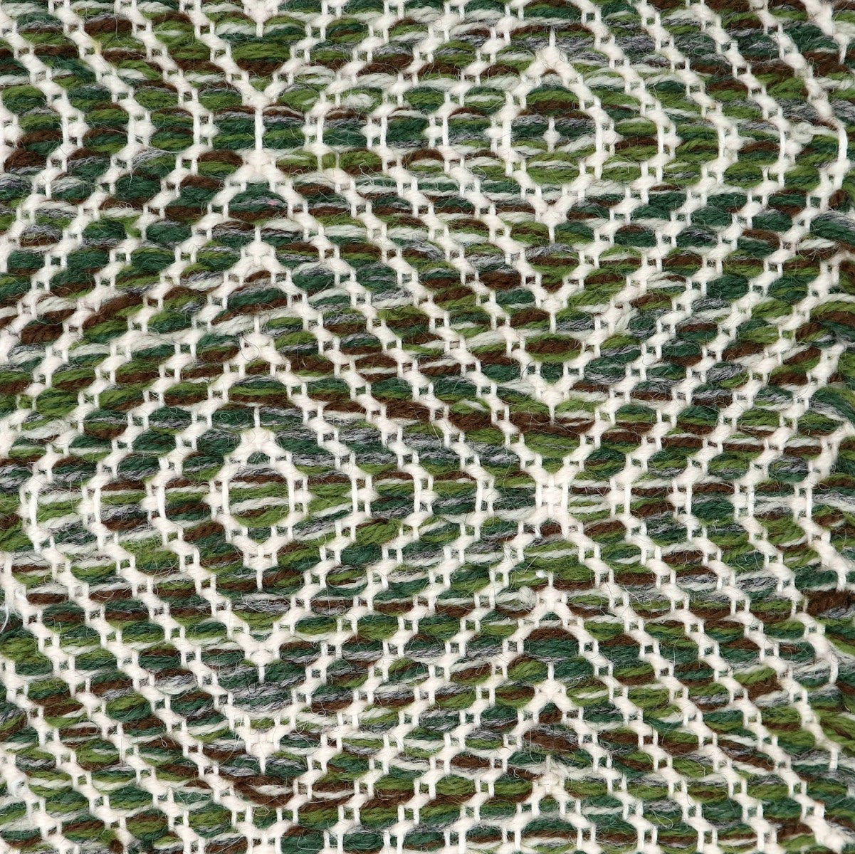 <p>Big Dual Diamond Twill, main green mix 08, CH015, CH4326, CH017, CH033, inside white CH044 on the white yarn</p>