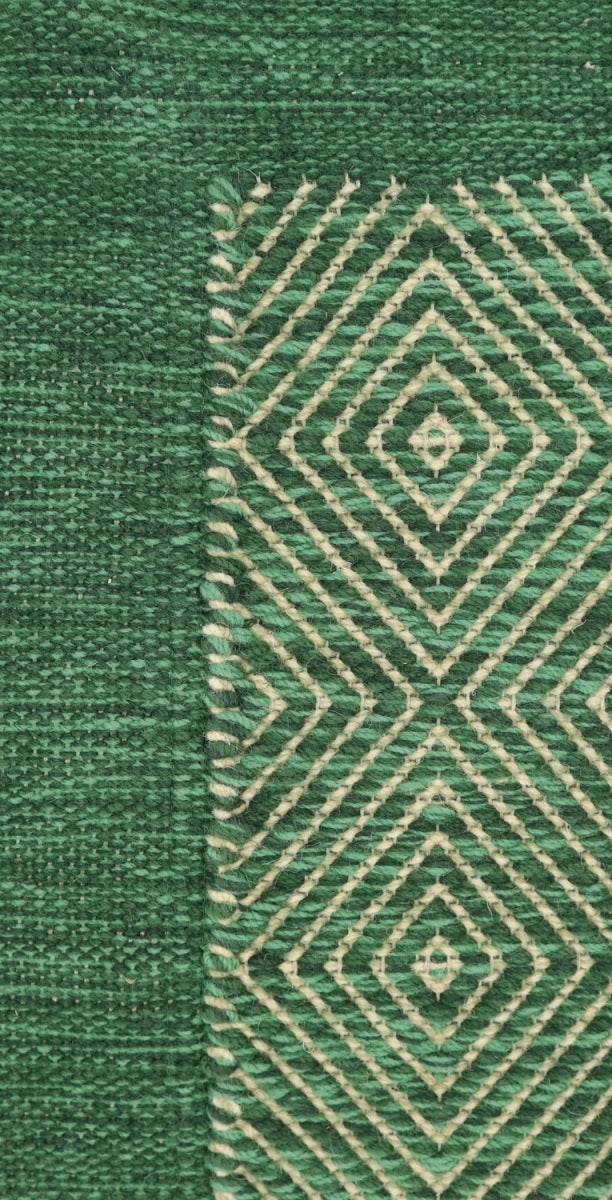 <p>Big Dual Diamond Twill with Single Weave Frame, main green mix 4006, 4011, CH017; inside cream mix 07, 4012; frame in green mix CH017, 4011, 4006 on the natural yarn</p>