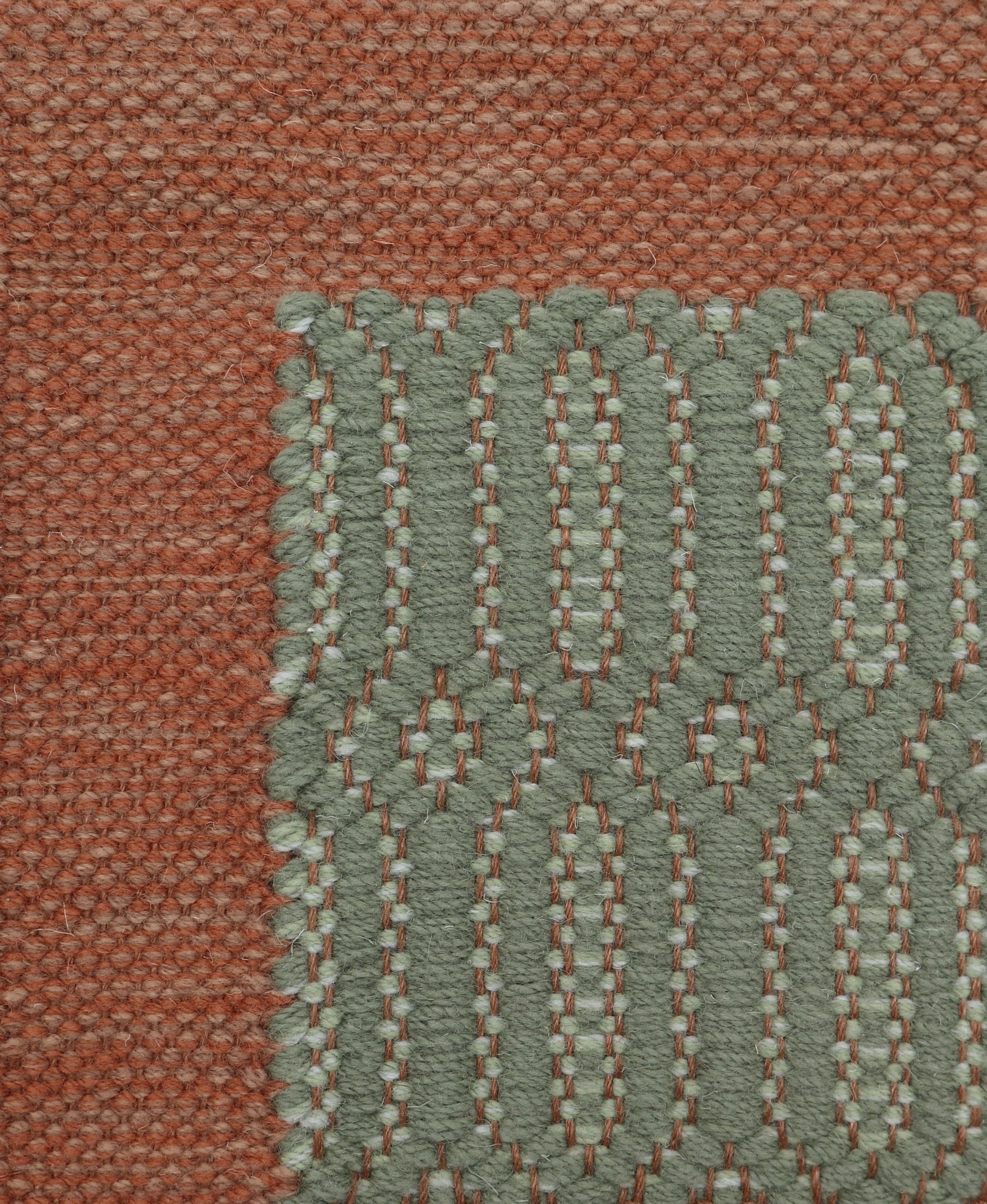 <p><img>Big Columns with Single Weave Frame, main green 1025, inside green mix CH016, 4015, CH033, frame in mix 6001, 6110, 6008, warp - brown</p>