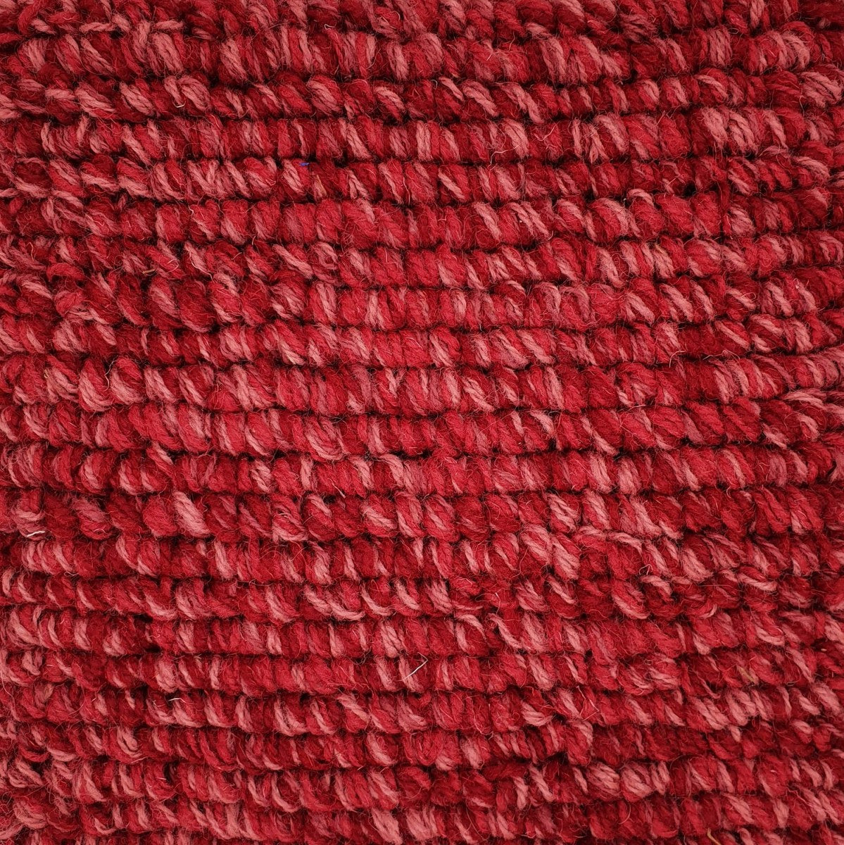 <p>Bouclé, red mix 3010, 6037, 3011, 3015 on the natural yarn</p>