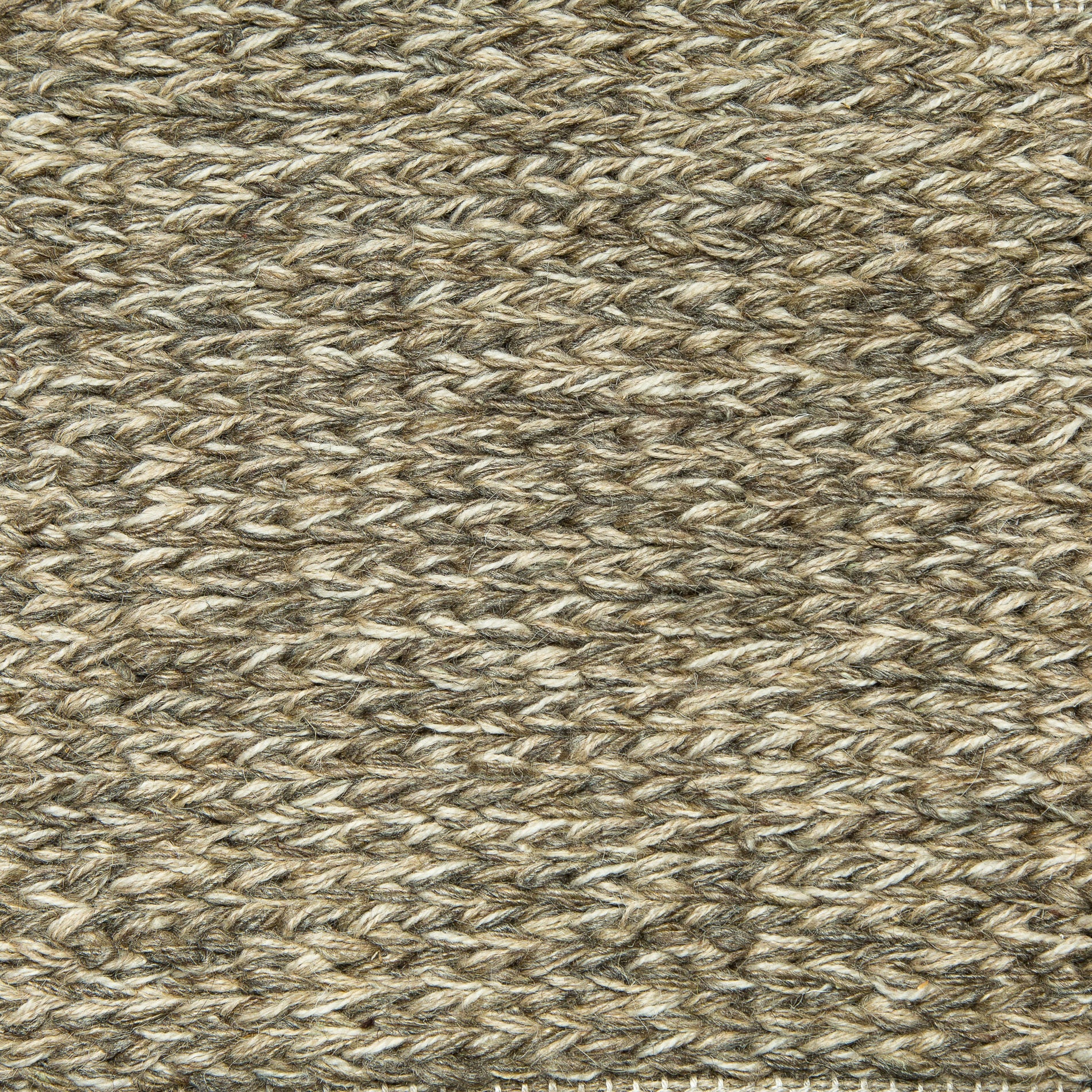 <p>Braids, beige mix 02, 03, 07, 11 on the natural yarn</p>
