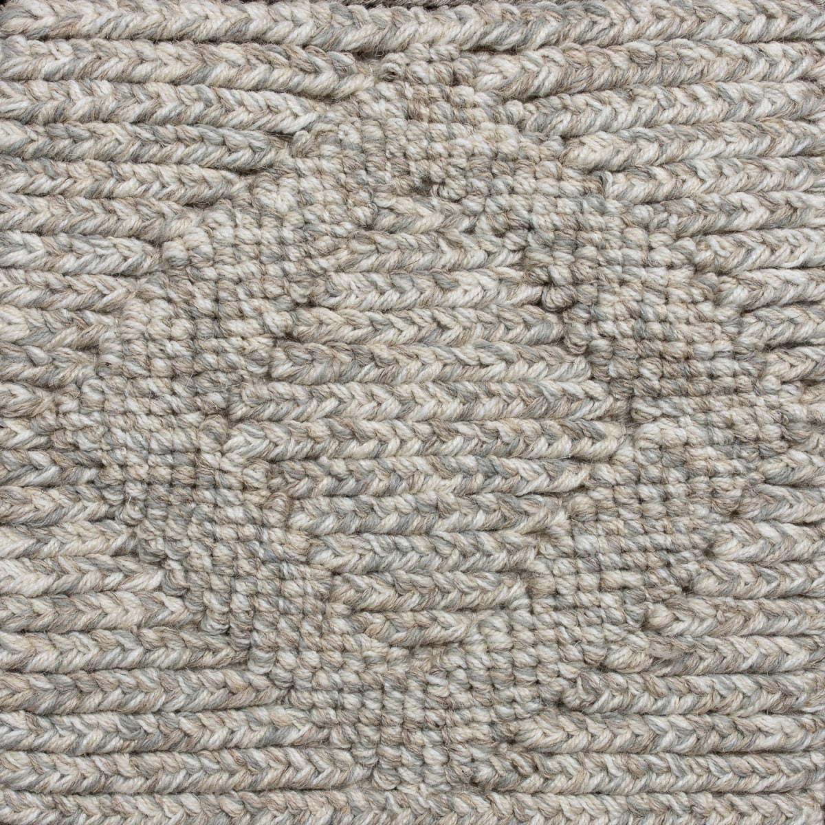<p>Braids with Bouclé (diamond), light grey mix CH044, 1023, 12, 1002 on the natural yarn</p>
