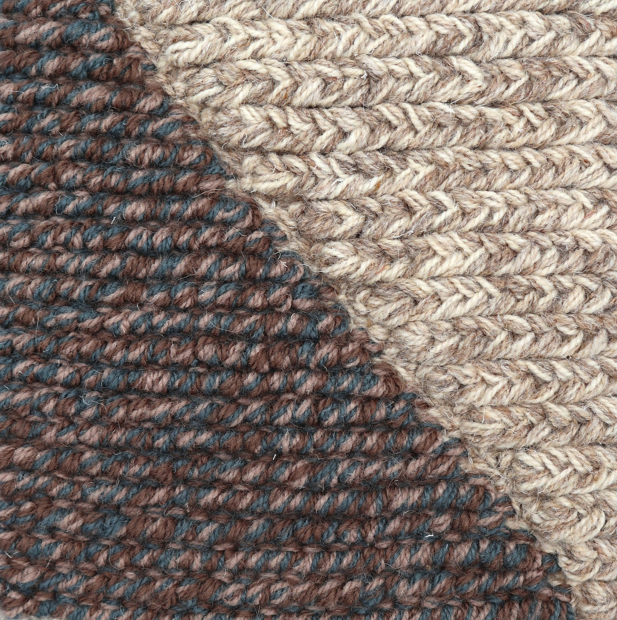 <p>Braids and Bouclé Irregular, braids in beige mix 02, 03, 07, bouclé in mix of 6013, 6017, 504, warp - natural linen</p>