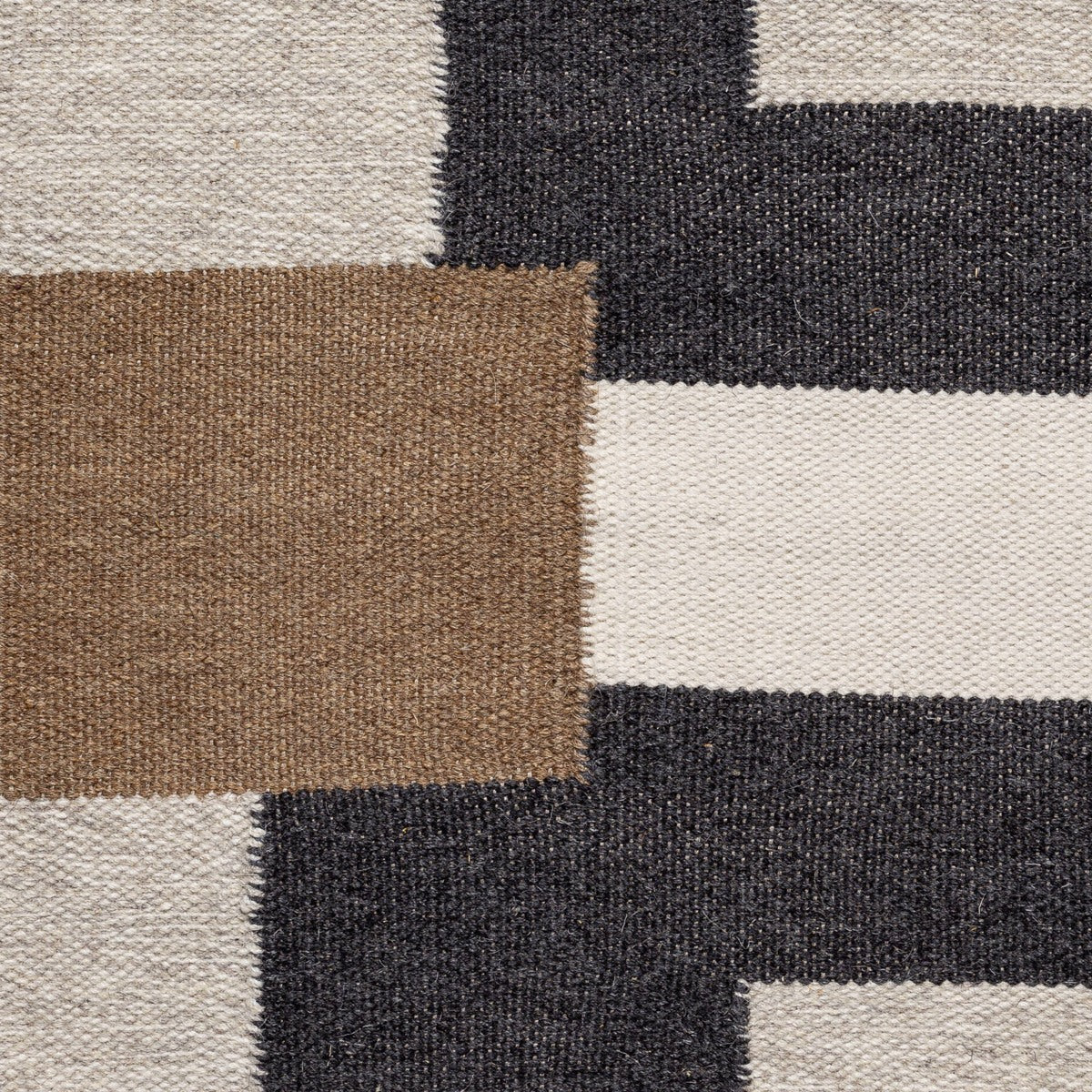 <p><meta charset="UTF-8"><span>CATENA Brown, Single Weave, brown 02, beige mix 1023, 12, dark grey 05, white 1023 on the natural yarn</span><br></p>