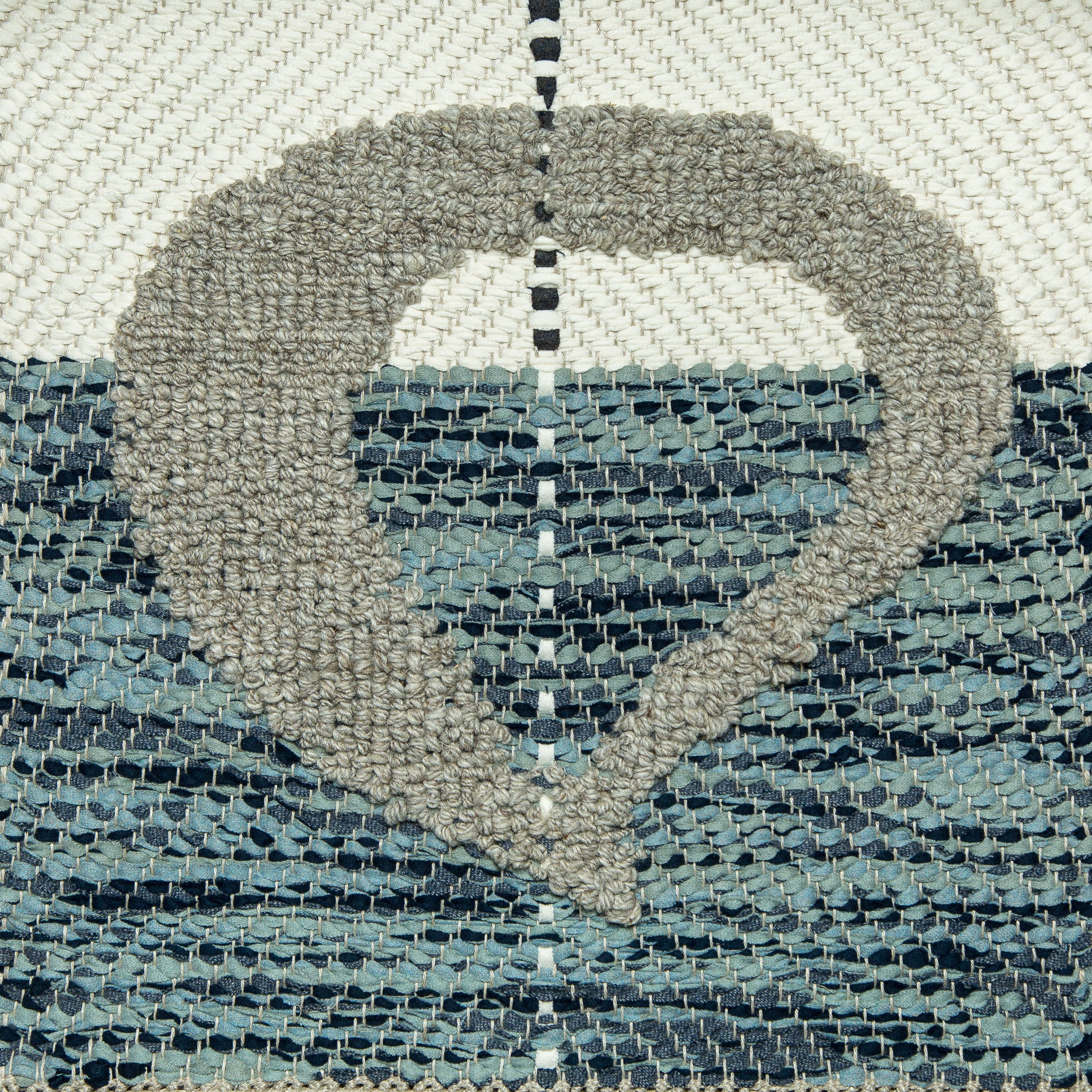 <p><meta charset="UTF-8"><span>CLESSIDRA created by Ami Katz, Vertical Herringbone, base in white 0430 and blue mix 0474, H494, 0450, stitches in white 0430 and brown 0493, boucle in grey 12 on the natural yarn</span><br></p>