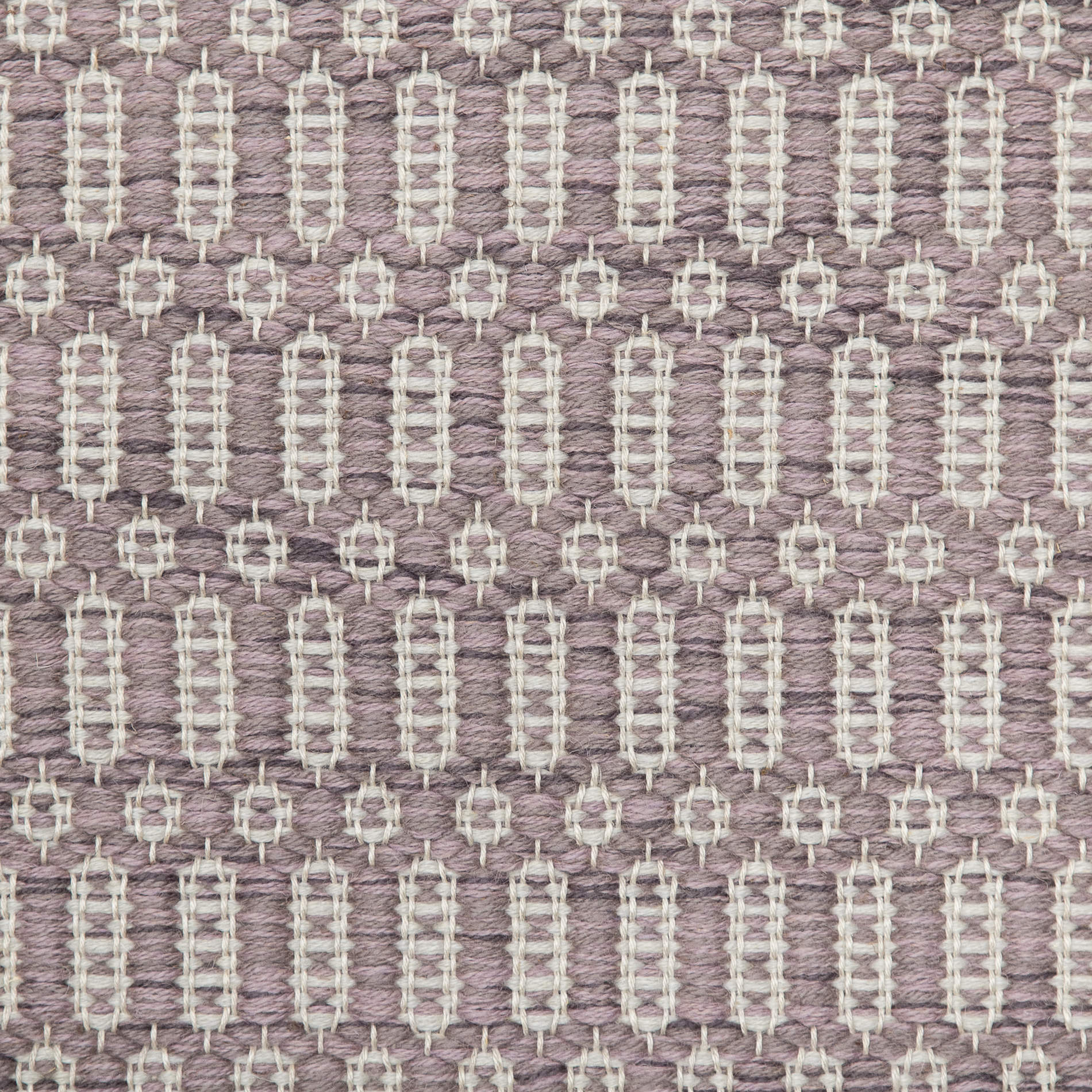 <p>Colomuns, main purple mix 1004, 1021, ef. 1005, inside light grey 1002, woven ending in grey 1005 on the natural yarn</p>