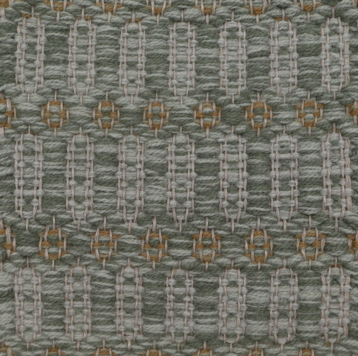 <p>Columns Double-Coloured, main green mix 1025, CH033, inside columns grey 1002, 1009, inside rose mustard 4012, 6004 on the natural yarn</p>