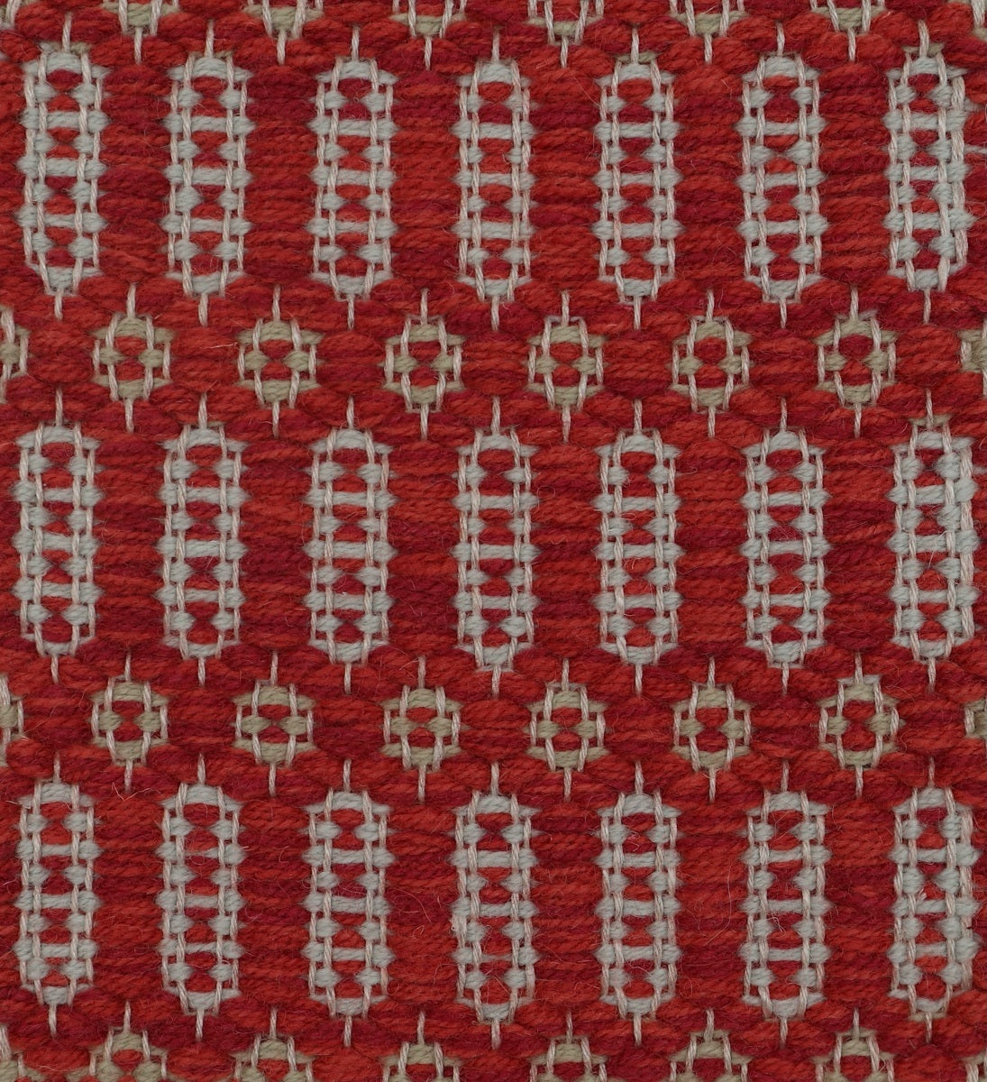 <p>Columns Double-Coloured, main rust 8153, 8154, 3011, inside columns ch033, inside rose green 4012 on the natural yarn</p>