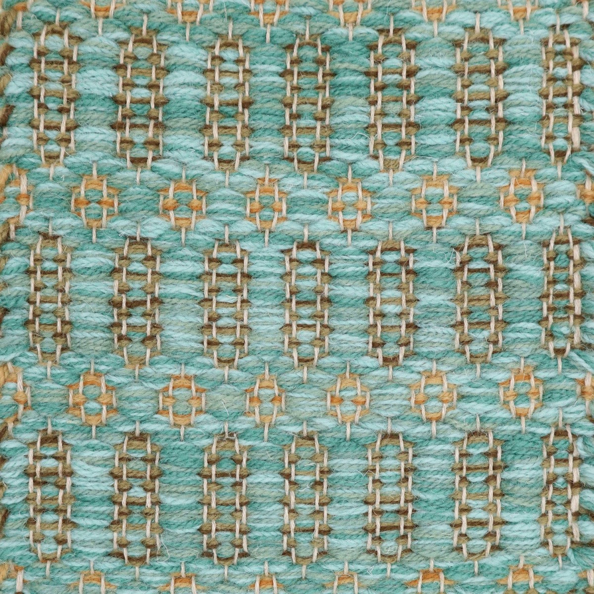 <p>Columns, main aqua mix  8235, 8200, CH4400, Inside columns 8197, CH4326, inside rose CH018, 6004 on the natural yarn</p>