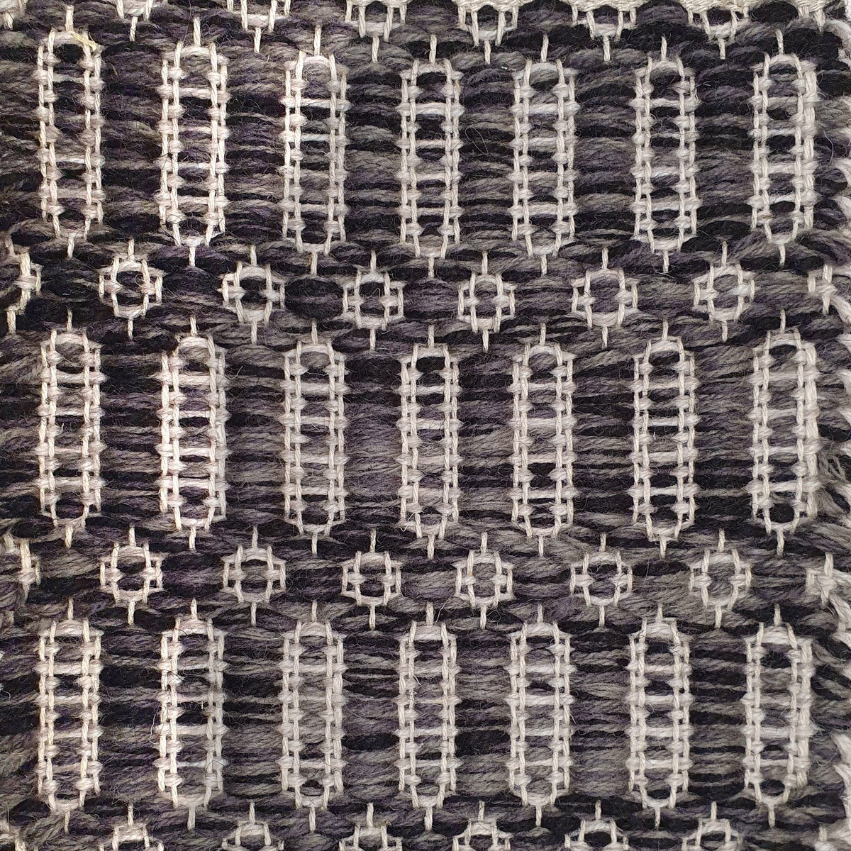 <p>Columns, main black mix 1005, 1006, 1007, inside grey 1008, 1014, 1002 on the natural yarn</p>