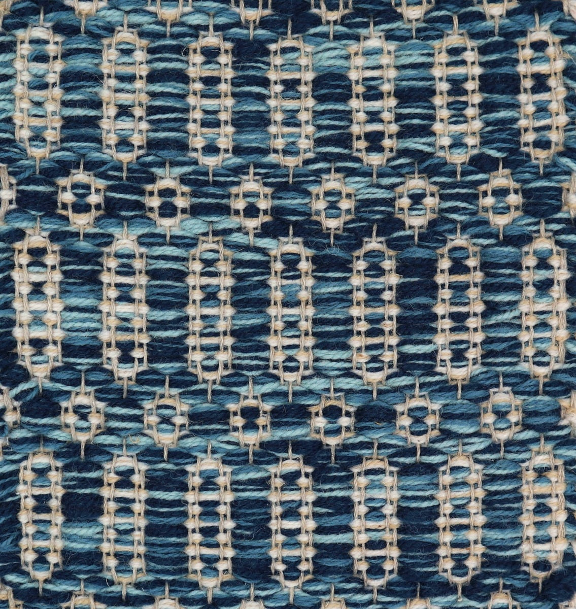 <p>Columns, main blue mix 5021 (25%), 5027 (50%), 5012 (25%); inside cream mix 19, 1023 on the natural yarn</p>