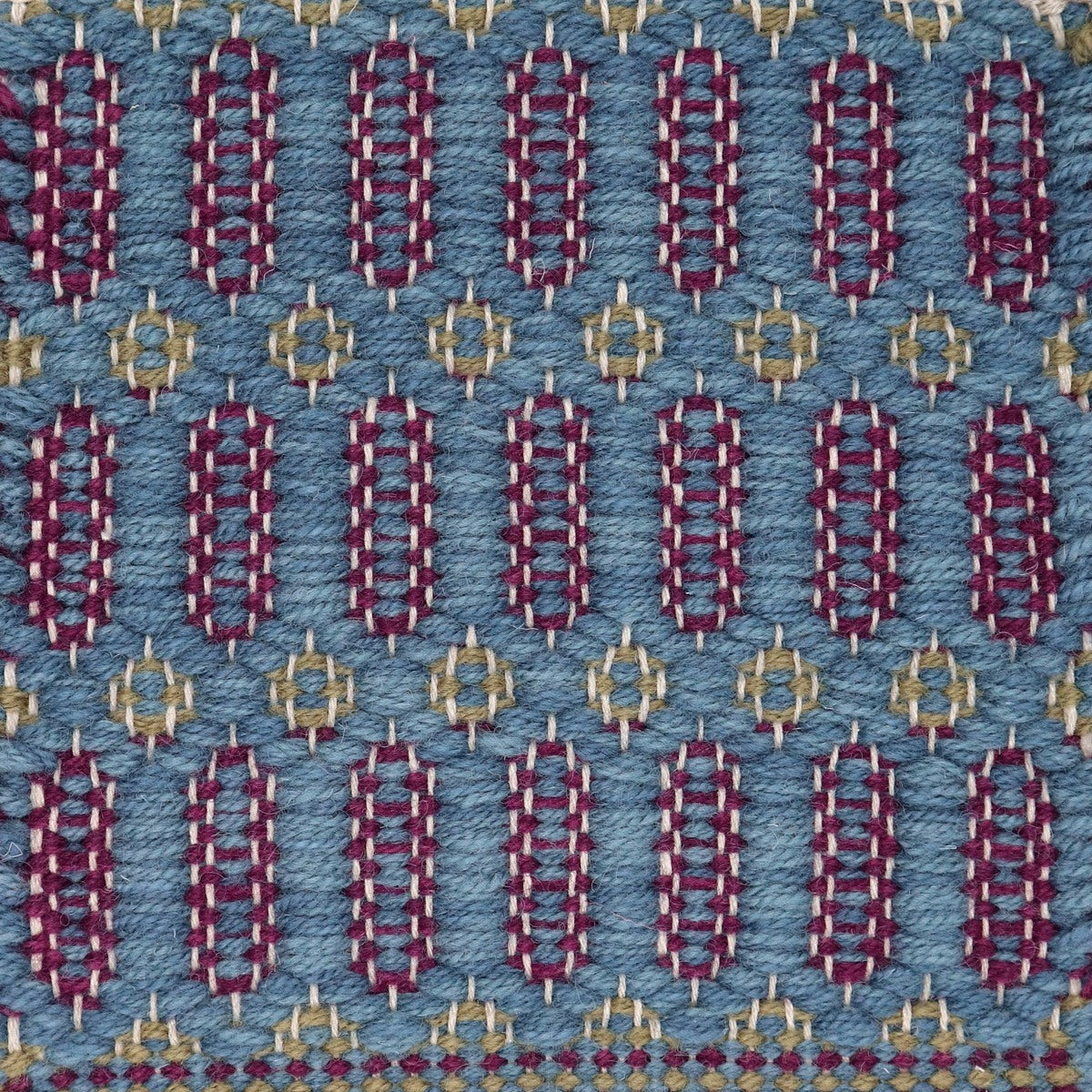 <p>Columns Double-Coloured, main blue mix 8603, 8602, inside columns violet mix 8037, 8036, inside rosepath green 8197 on the natural yarn</p>