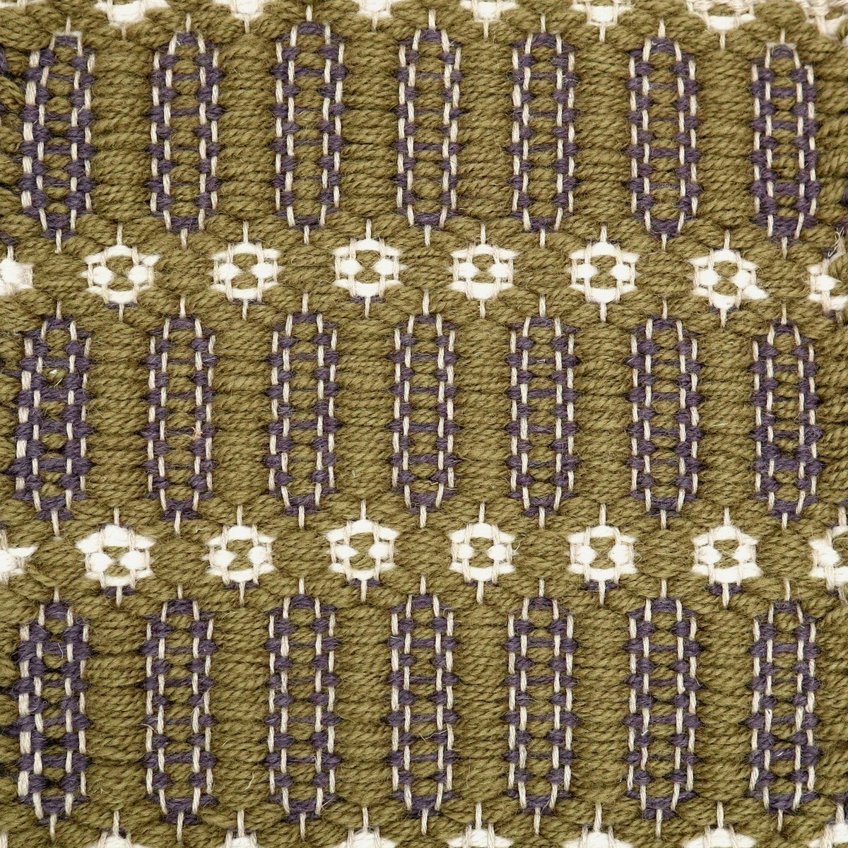 <p>Columns Double-Coloured, main green 8197, inside columns lilac CL0068, inside rosepath white 1023 on the natural yarn</p>