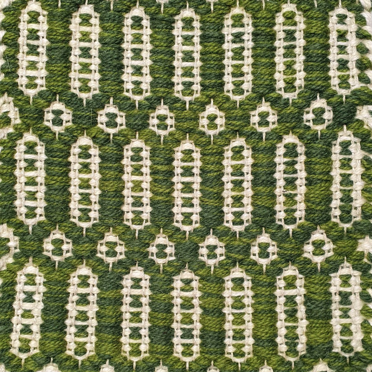 <p>Columns, main green mix CH015, 4011, inside white mix 1023, 6023 on the natural yarn</p>