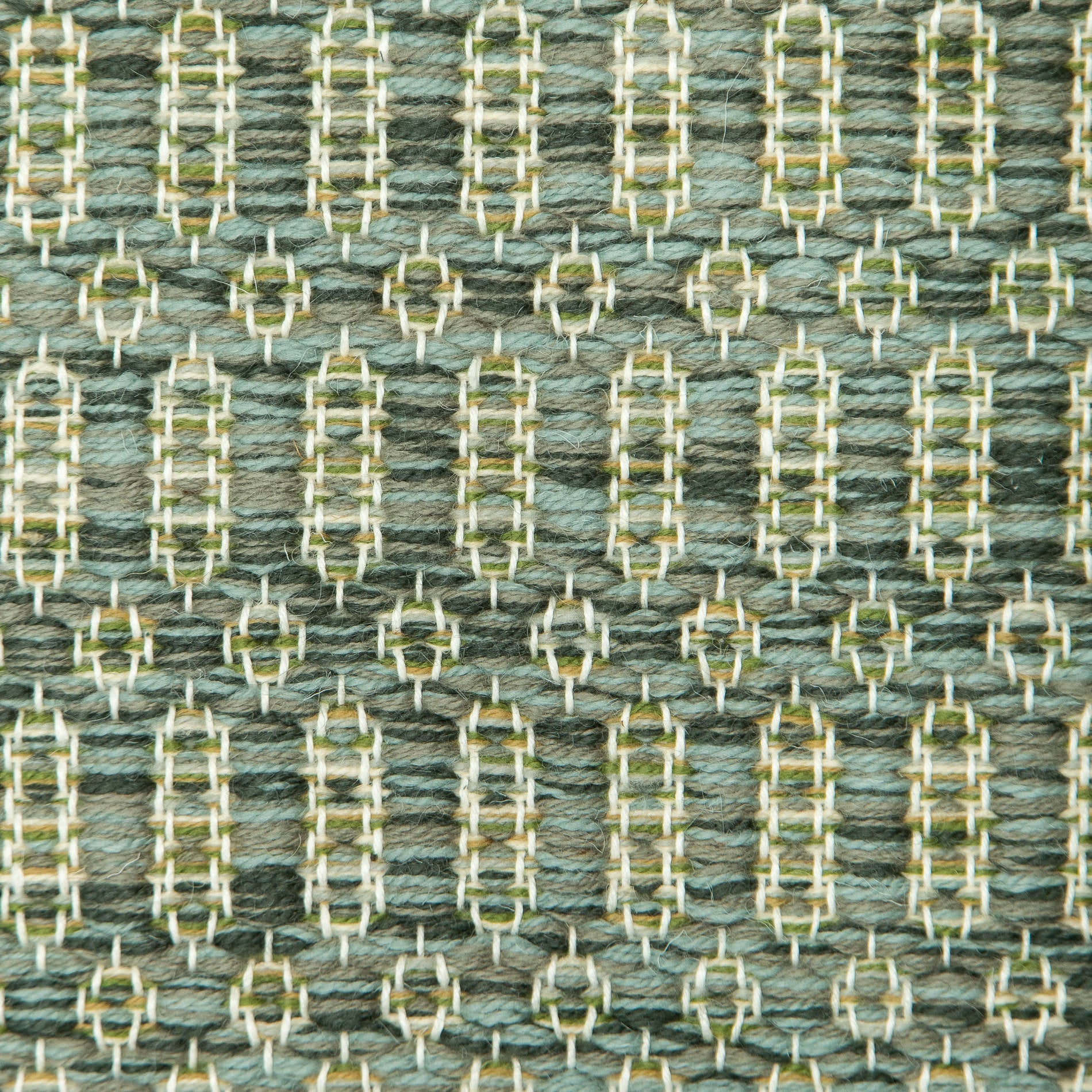 <p>Columns, main green mix СН4400, СН017, 1025, inside mix of  CН4360, СН015, СН1014, 6004 on the white yarn</p>