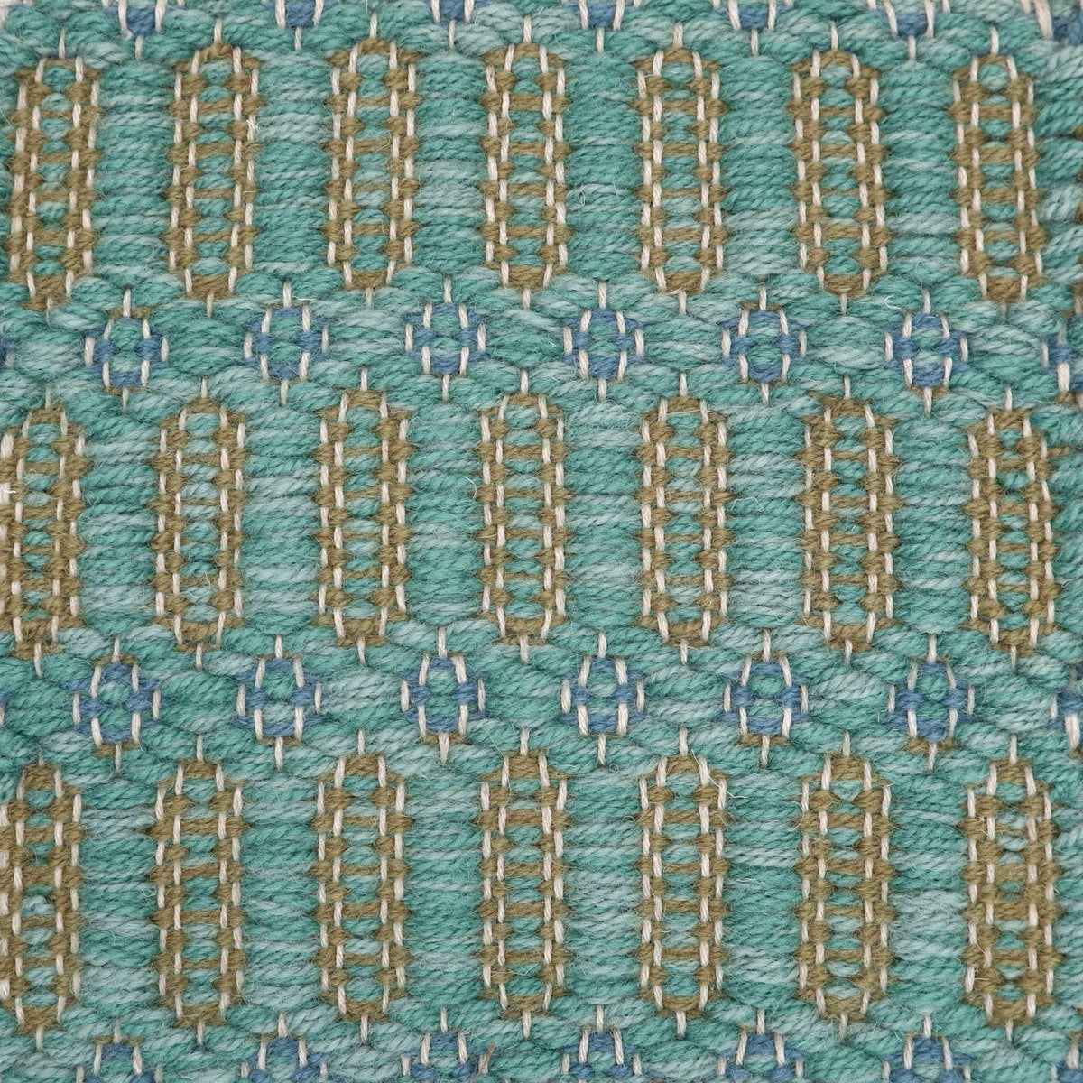 <p>Columns Double-Coloured, main juniper 8235, 8200, inside columns green 8197, inside rosepath blue 8602 on the natural yarn</p>