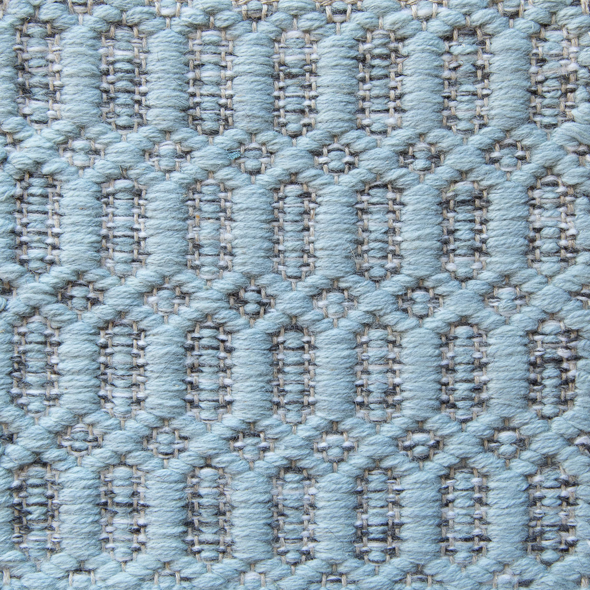 <p>Columns, main light blue 5012, 5032, inside mix of 01, 04, 05, 1023 on the natural yarn</p>