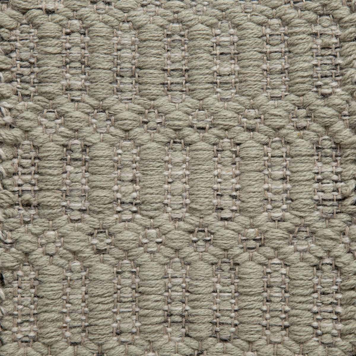 <p>Columns, main light green CH033, inside mix of CH044, 04, 05, 1023 on the natural yarn</p>