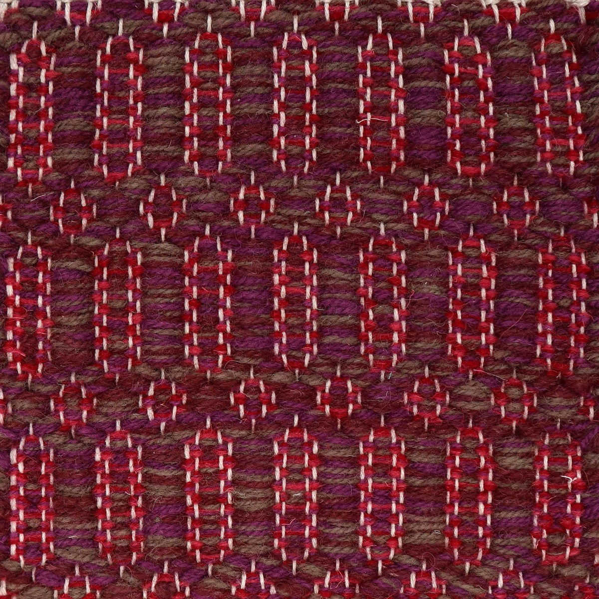 <p>Columns, main mix of CH5226, 8036, 6005, ins red mix 3011, 3015, 8037 on the natural yarn</p>