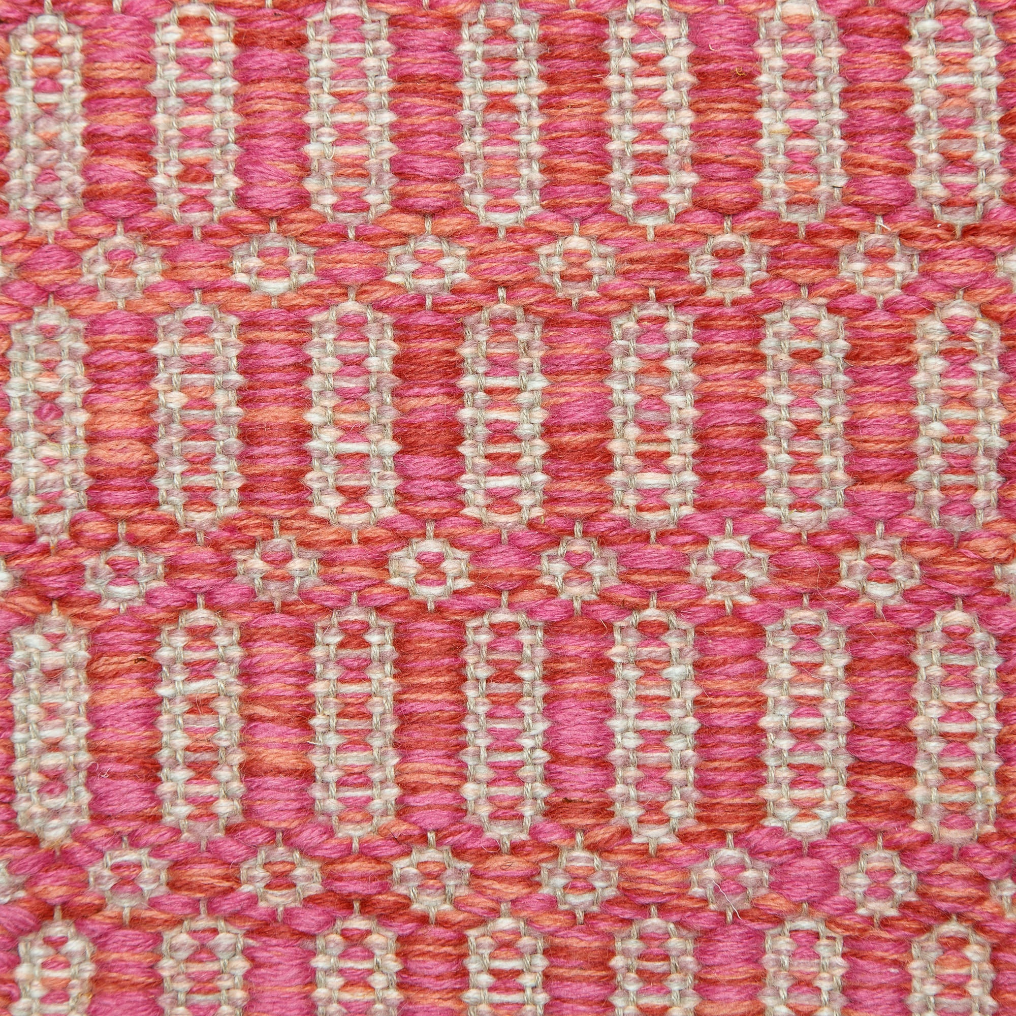 <p>Columns, main pink mix 7005 (50%), 3019 (25%), 3010 (25%), inside mix of CH1212, 3001, 3016, 1002, 1023 on the natural yarn</p>