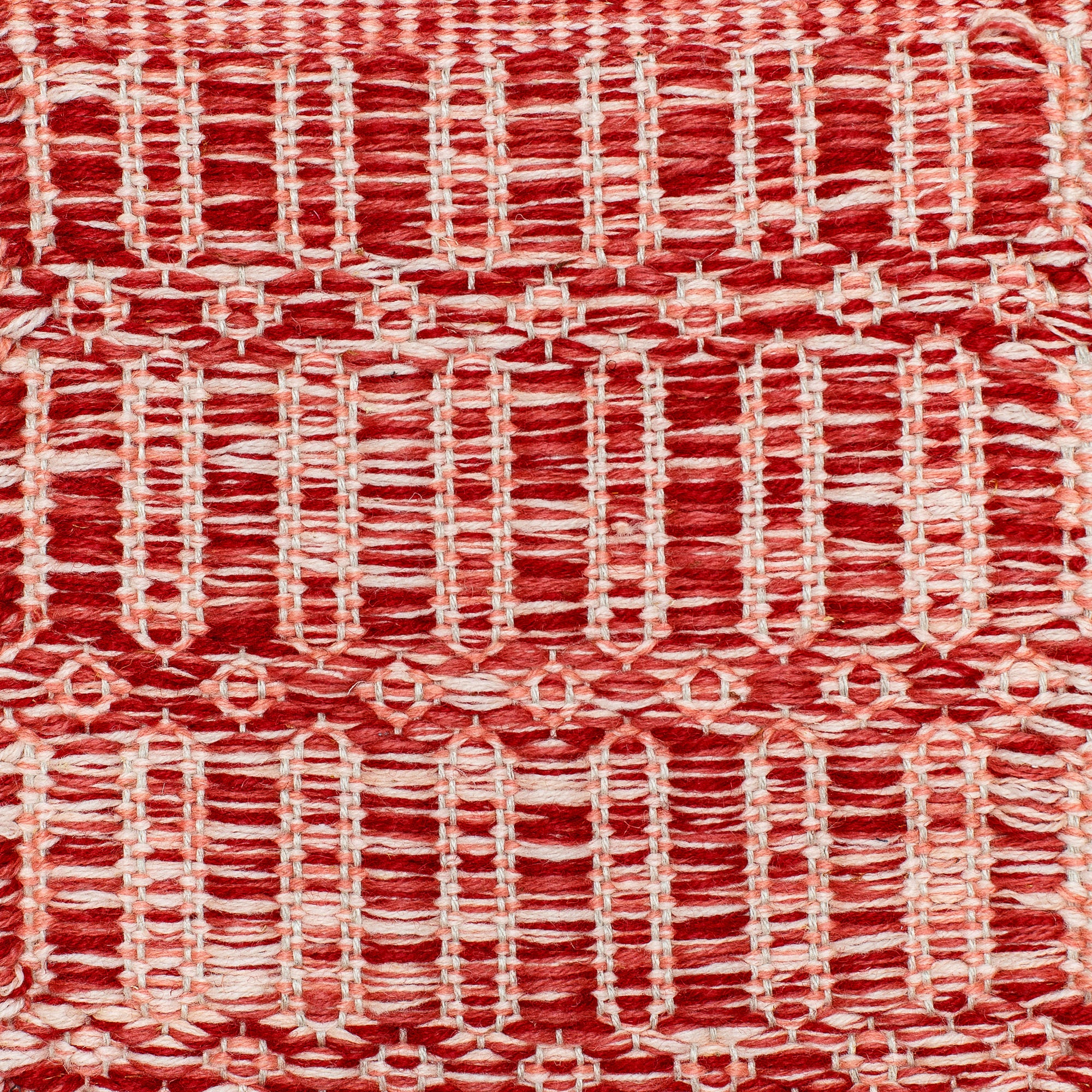 <p>Columns, main red mix 3010, 3011, 3016, inside light pink mix 3016, 3019 on the natural yarn</p>