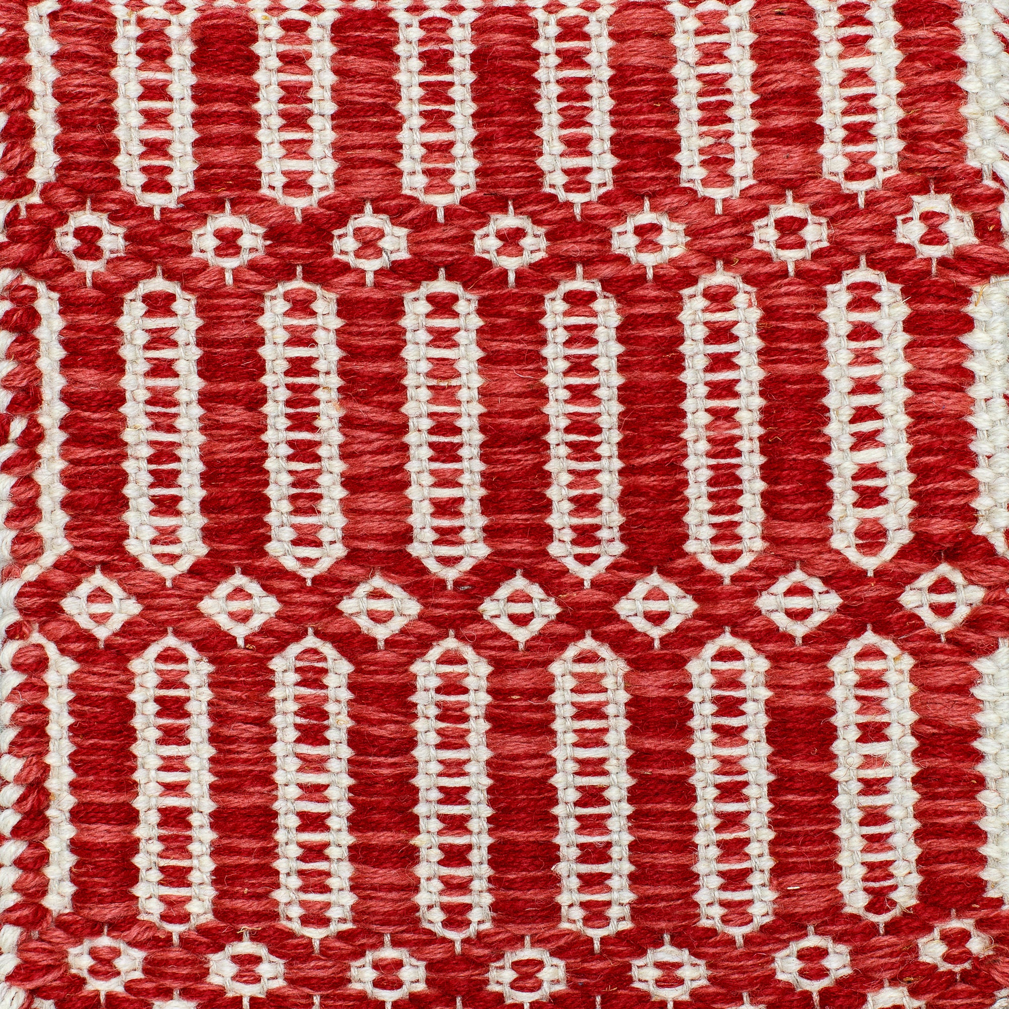 <p>Columns, main red mix 3010, 3011, inside white mix 1023, 6023 on the natural yarn</p>