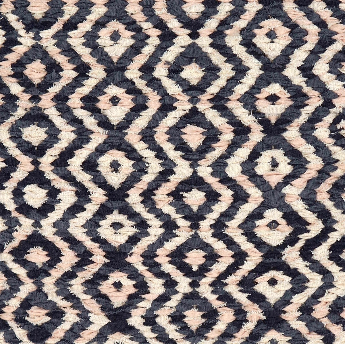 <p>Flat Round Diamond Twill, main cream 104, 362, inside black 175a, 165/2 on the natural yarn</p>