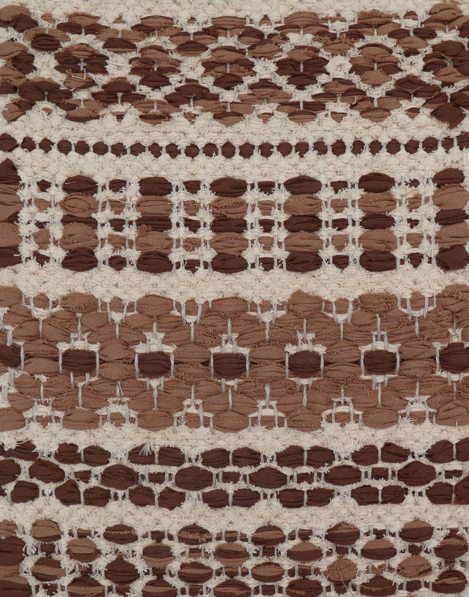 <p>Country Rug, main alt. and in mix brown 245 and 247, inside cream 105 on the natural yarn</p>