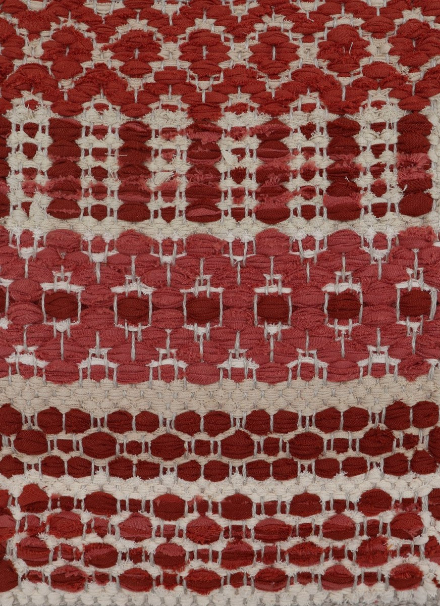 <p>Country Rug, main alt. and mix red 375, 376, 377, inside 104, 216, 232 on the natural yarn</p>