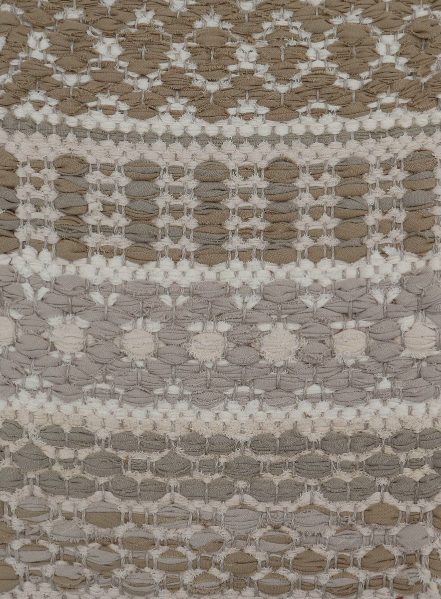 <p>Country Rug, main mix and alt. beige 2200, 210, 2209, inside 104, 102 on the natural yarn</p>