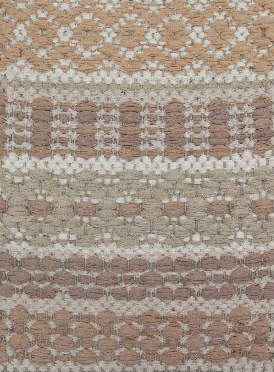 <p>Country Rug, main  mix and alt. of beige 203, 215, 216, 217, inside cream 104, 102 on the natural yarn</p>