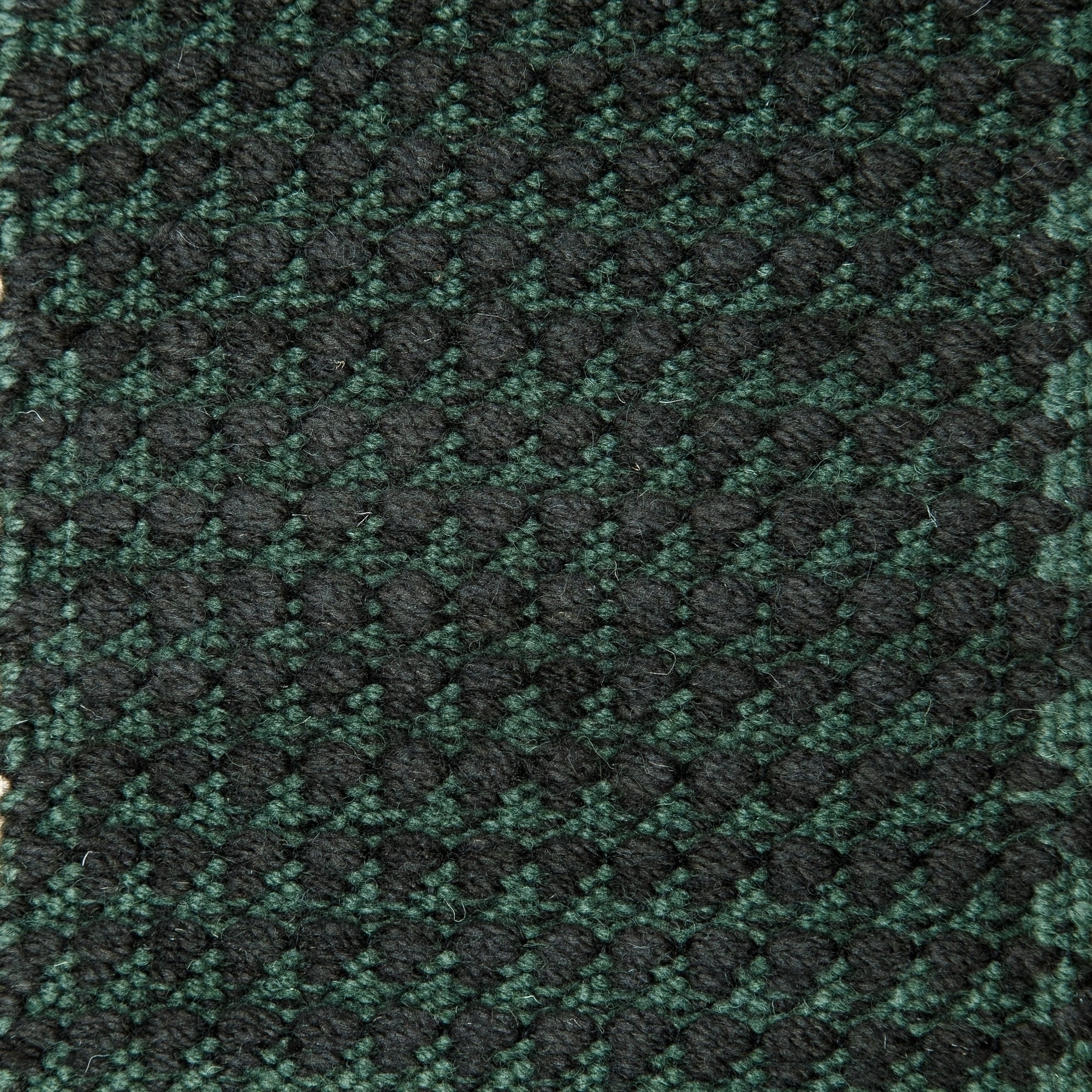 <p>Dog Tooth, main dark green CH7878, inside green CH017 on the black yarn</p>