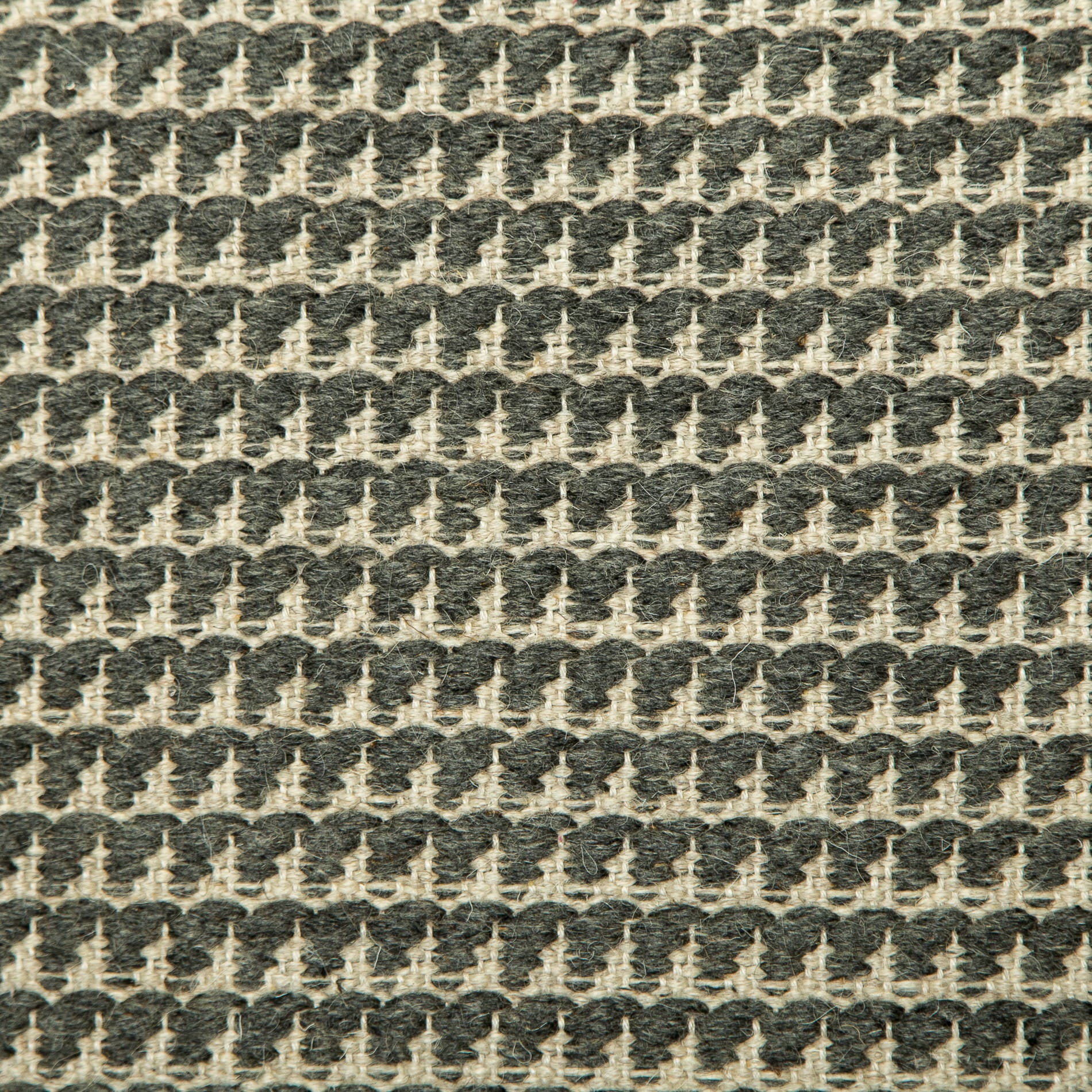 <p>Dog Tooth, main dark grey 05, inside grey 12 on the natural yarn</p>