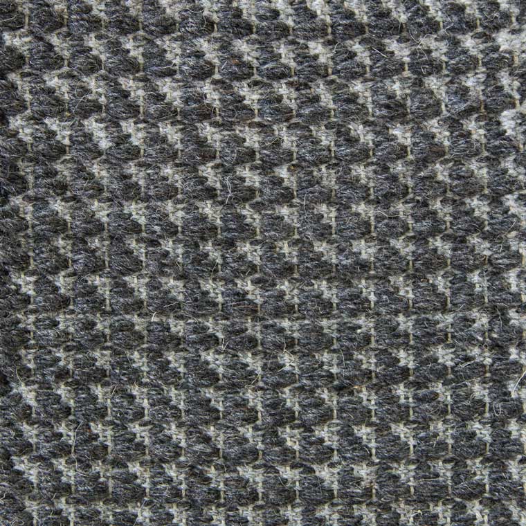 <p>Dog Tooth, main dark grey 05, inside grey 12 on the natural yarn</p>