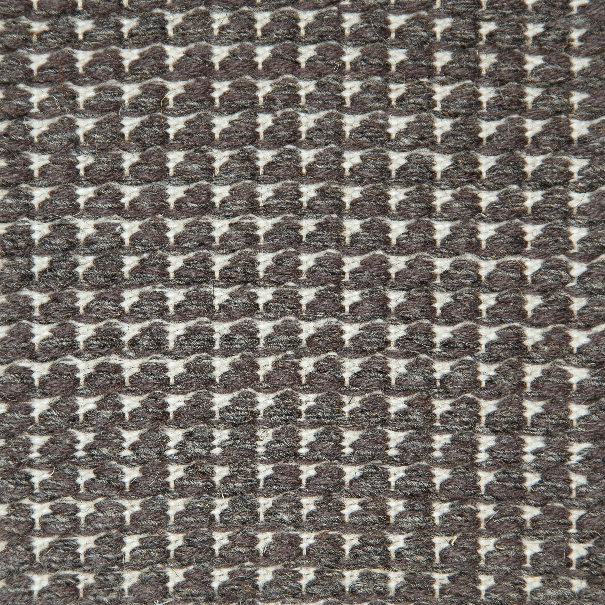 <p>Dog Tooth, main dark grey mix 05, 1005, inside white 01 on the natural yarn</p>