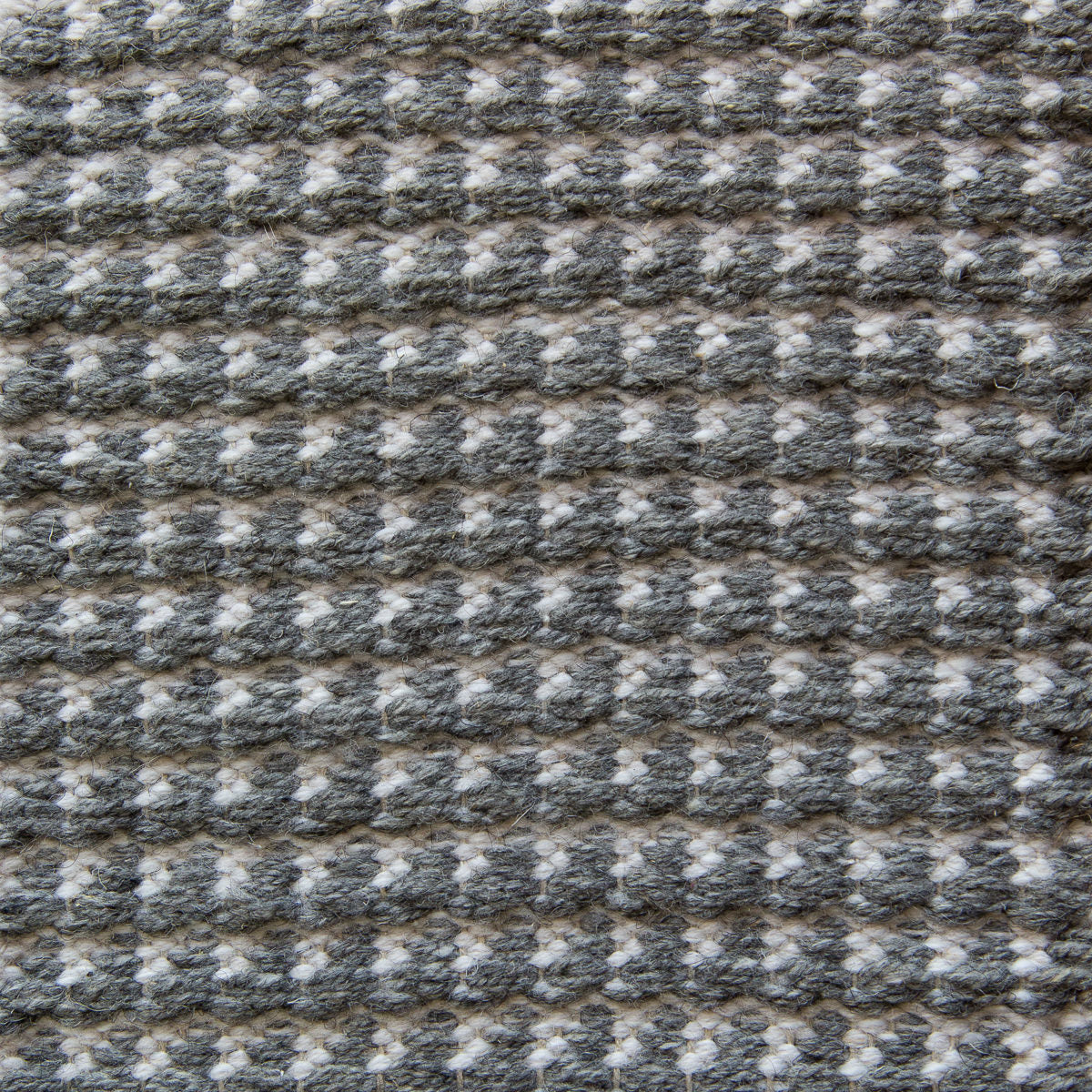 <p>Dog Tooth, main deep grey 08, inside white mix 01, 1023 on natural yarn</p>