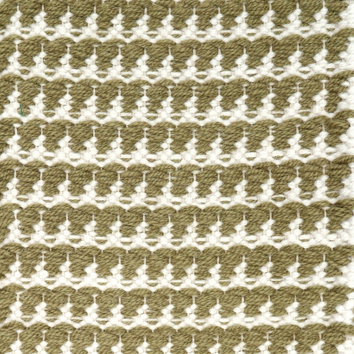 <p>Dog Tooth, main green 8197, inside white 1023 on the natural yarn</p>