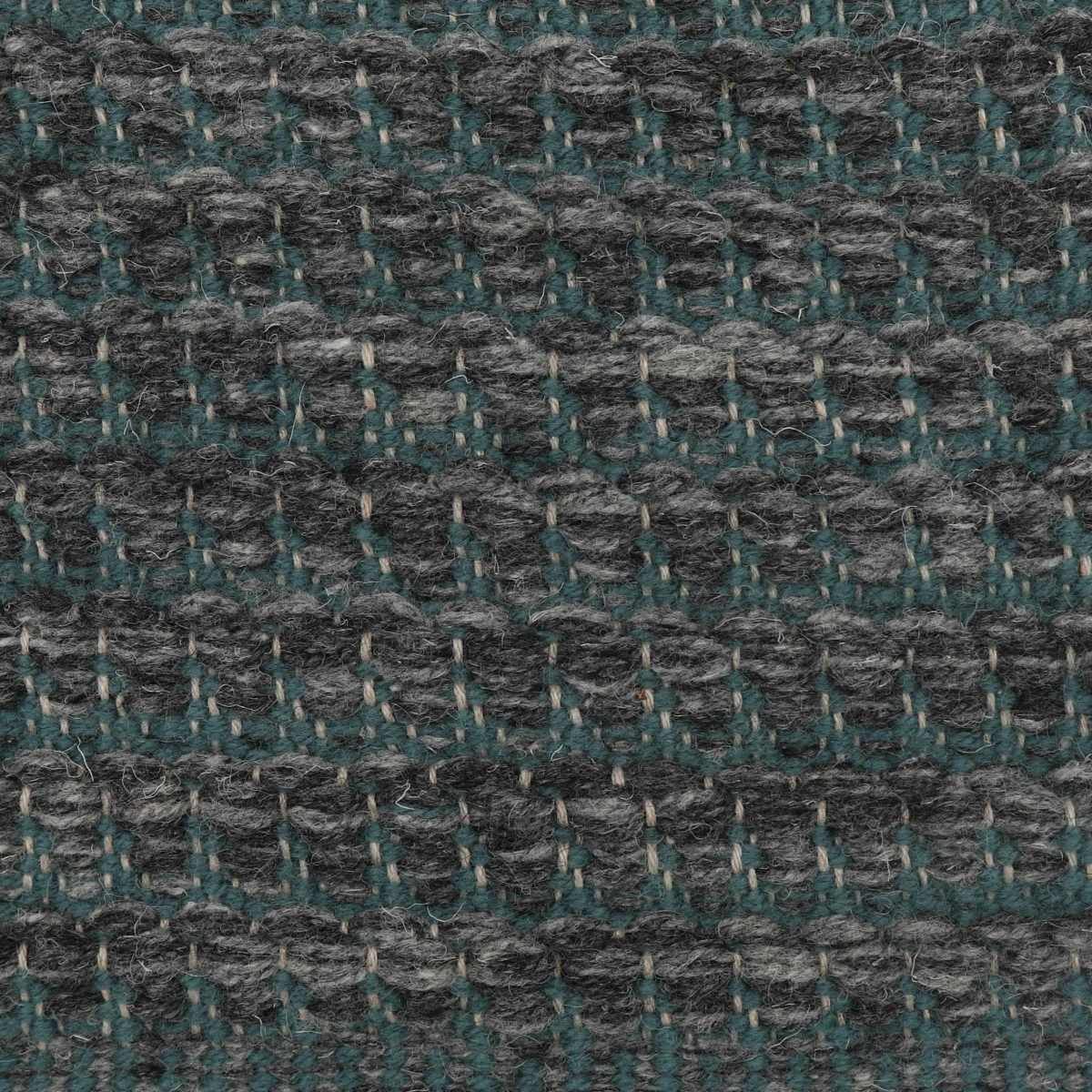 <p>Dog Tooth, main grey 08, inside blue mix 05, CH3424 on the natural yarn</p>