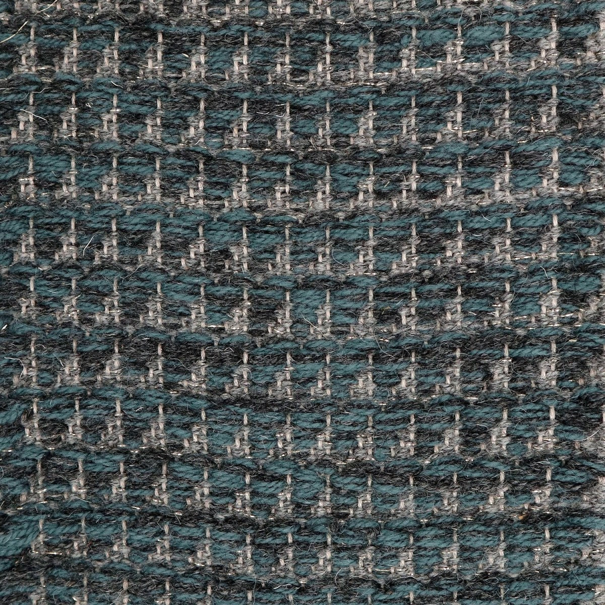 <p>Dog Tooth, main grey mix 05, CH3424, inside grey 08, 08 light gold lurex (1 thr.) on the natural yarn</p>