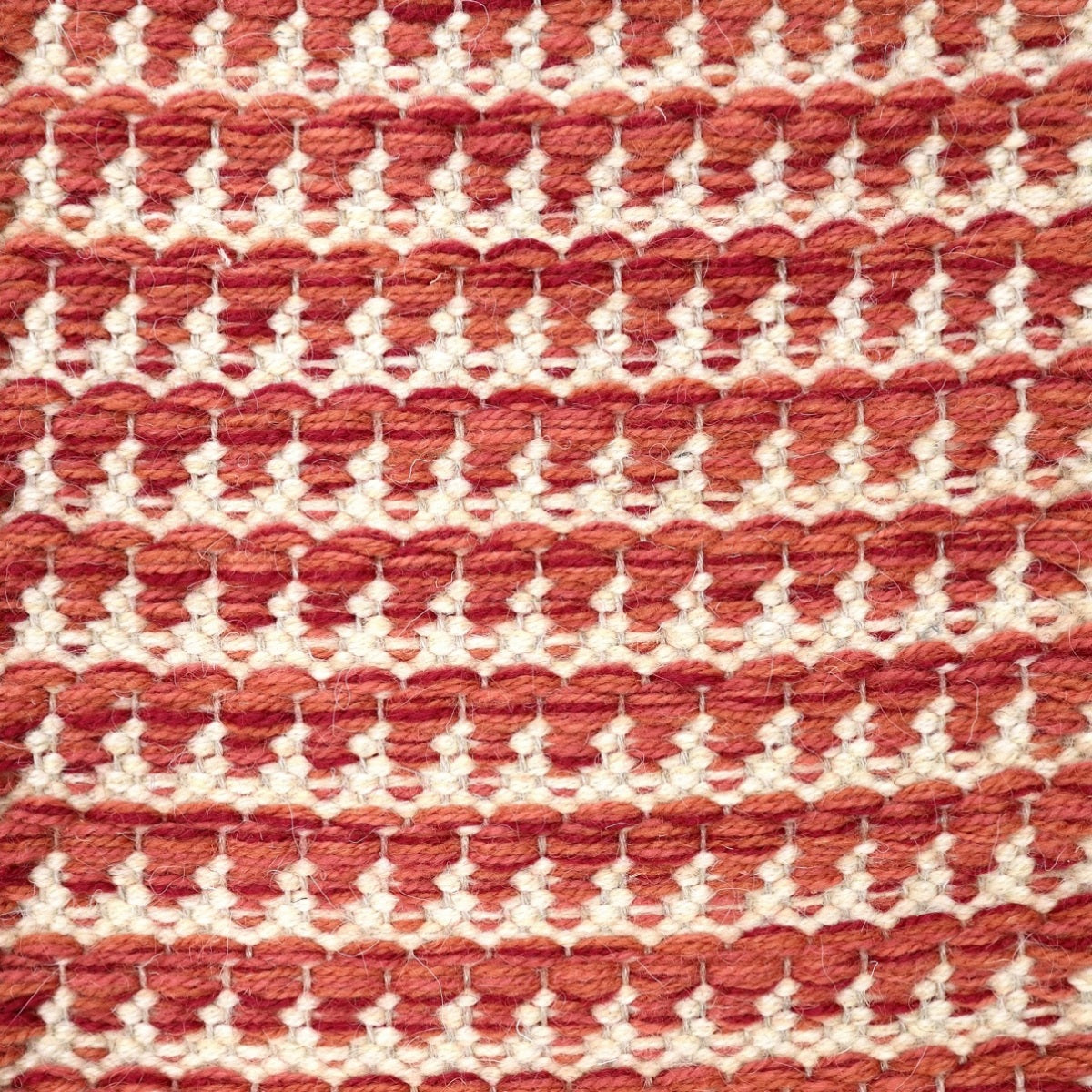 <p>Dog Tooth, main pink mix - 6037, 8119, 8186, 8187, inside cream 06, 07 on the natural yarn</p>