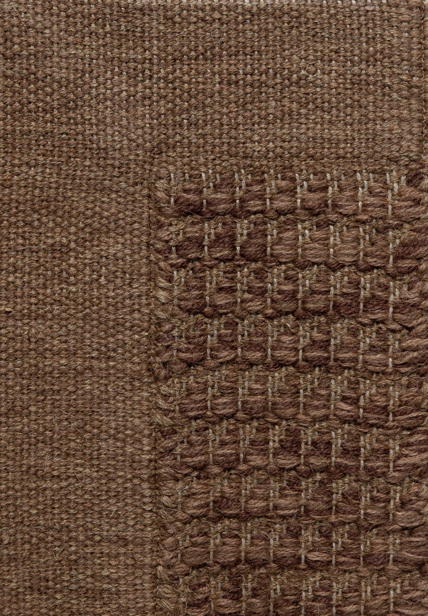 <p>Dog Tooth with Single Weave Frame, main breown mix 6005, 6013, 6017, inside brown 02, frame in bown mix 6013, 6017, 02 on the natural yarn</p>