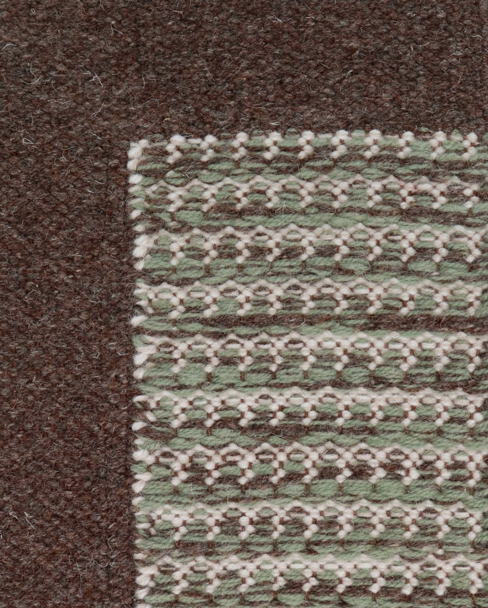<p>Dog Tooth with Single Weave Frame, main green mix 17, 1025, inside white mix CH1207, 1023, frame in brown mix 17 on the dark brown yarn</p>