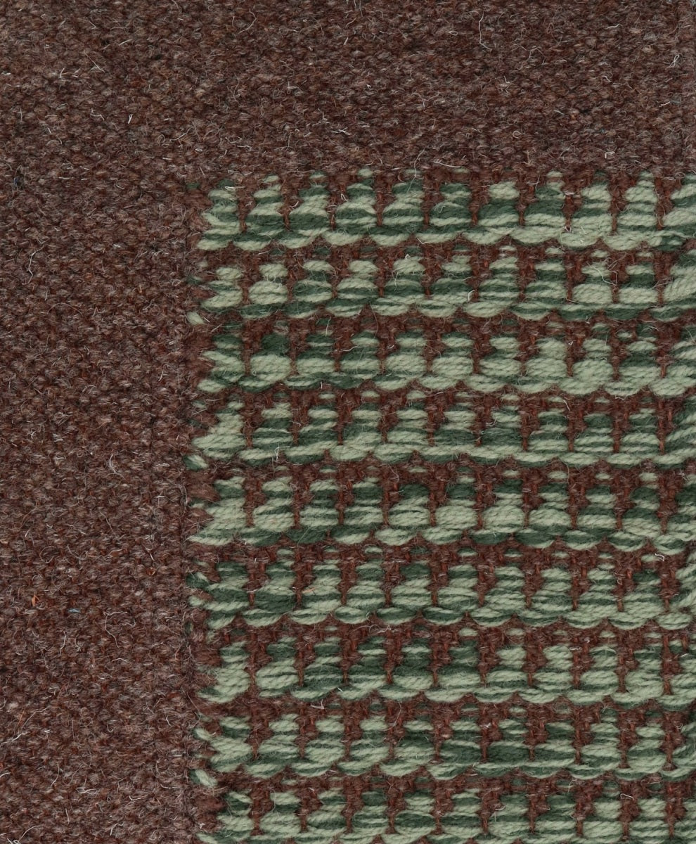 <p>Dog Tooth with Single Weave Frame, main green mix CH017, 1025, inside brown mix 6005, 17, frame in brown mix 17 on the dark brown yarn</p>
