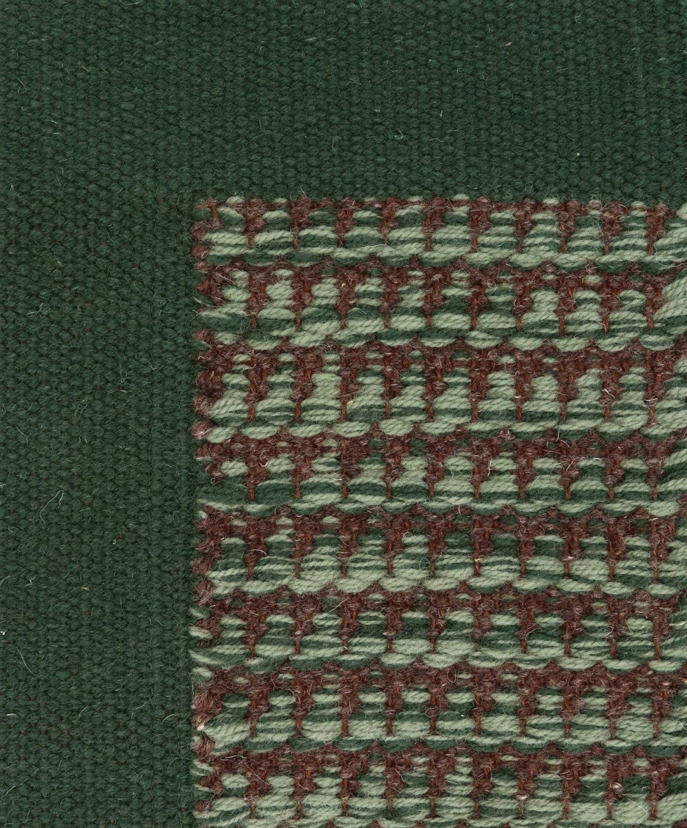 <p>Dog Tooth with Single Weave Frame, main green mix CH017, 1025, inside brown mix 6005, 17, frame in dark green CH017 on the dark brown yarn</p>