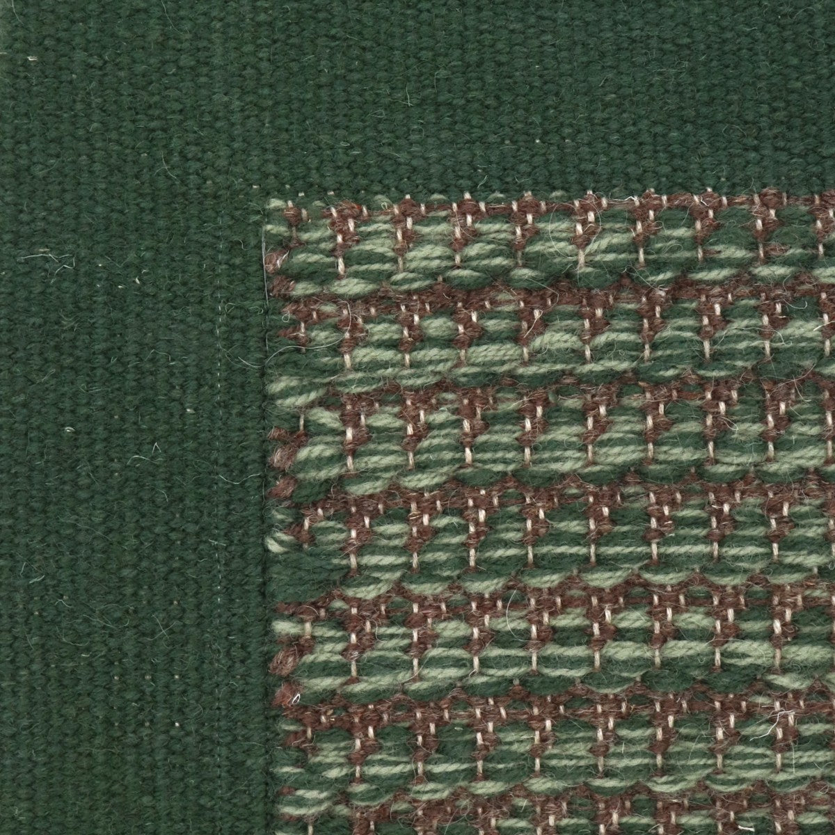 <p>Dog Tooth with Single Weave Frame, main green mix CH017, 1025, inside brown mix 6005, 17, frame in dark green CH017 on the natural yarn</p>