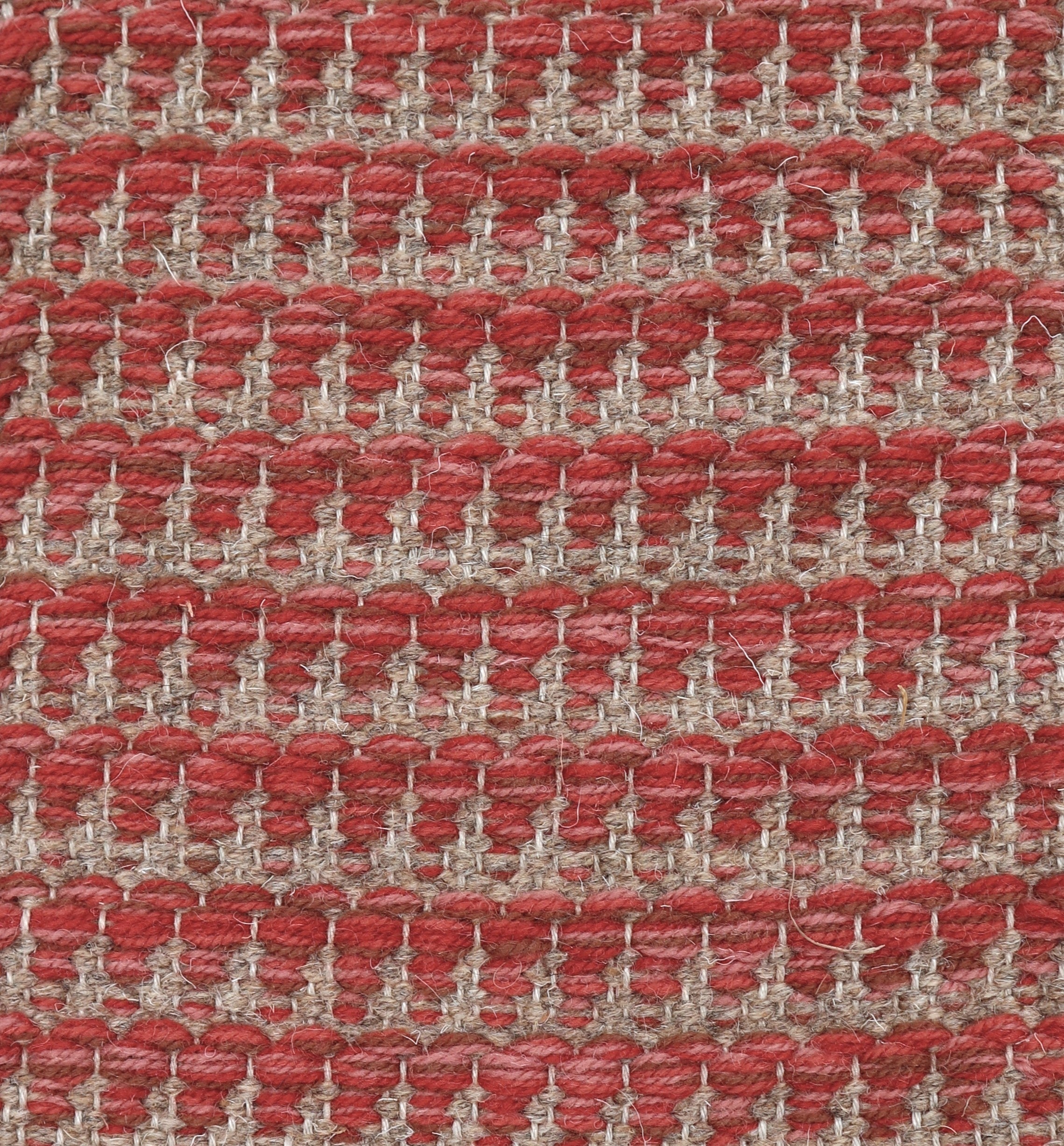 <p>Dogtooth, main - rust red mix 6002, 8187, 8153, 8154,  inside - beige 02, warp - natural</p>