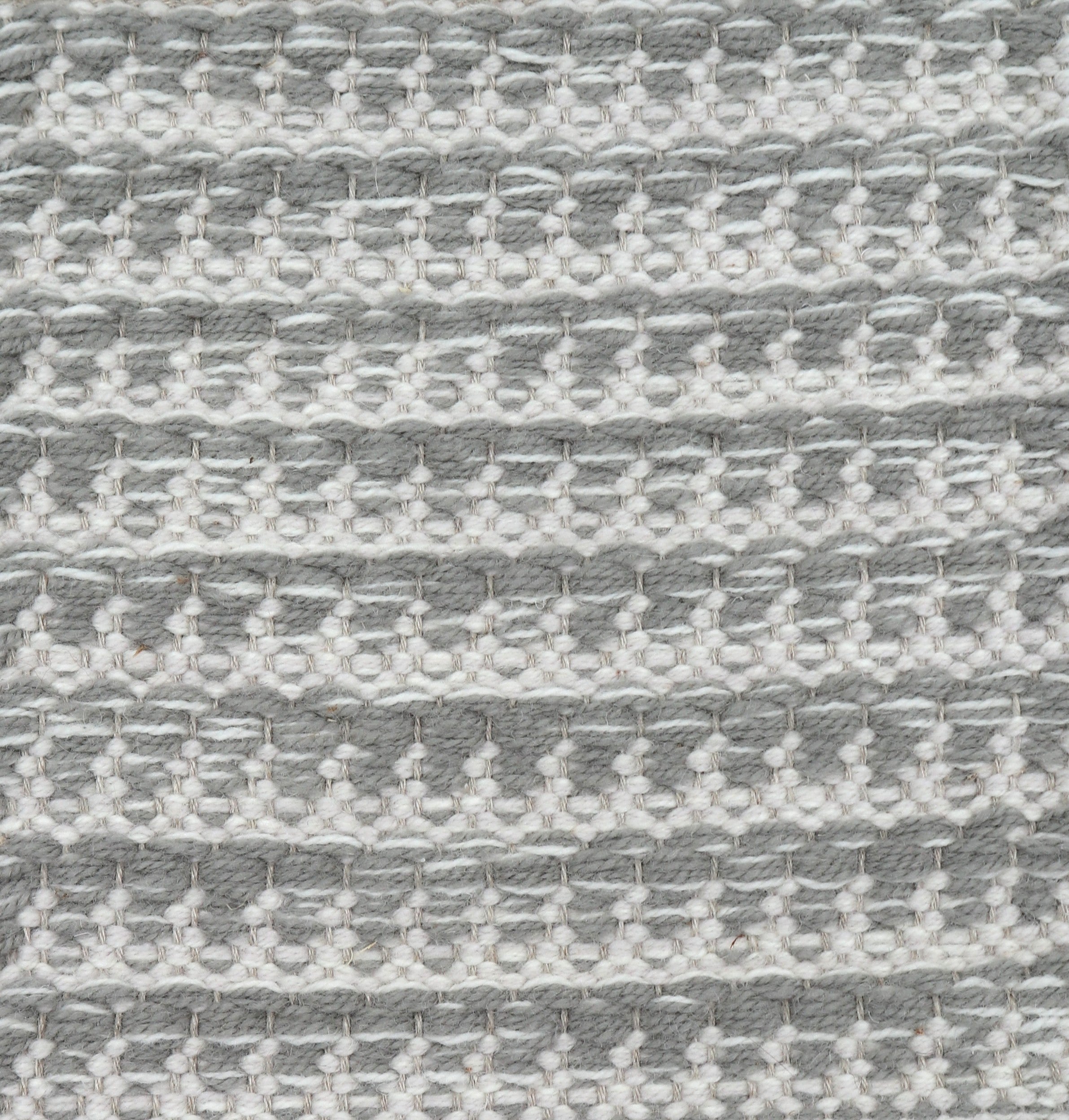<p>Dogtooth, main grey mix 01, 1009, inside white mix 01, 1023 on the natural yarn</p>