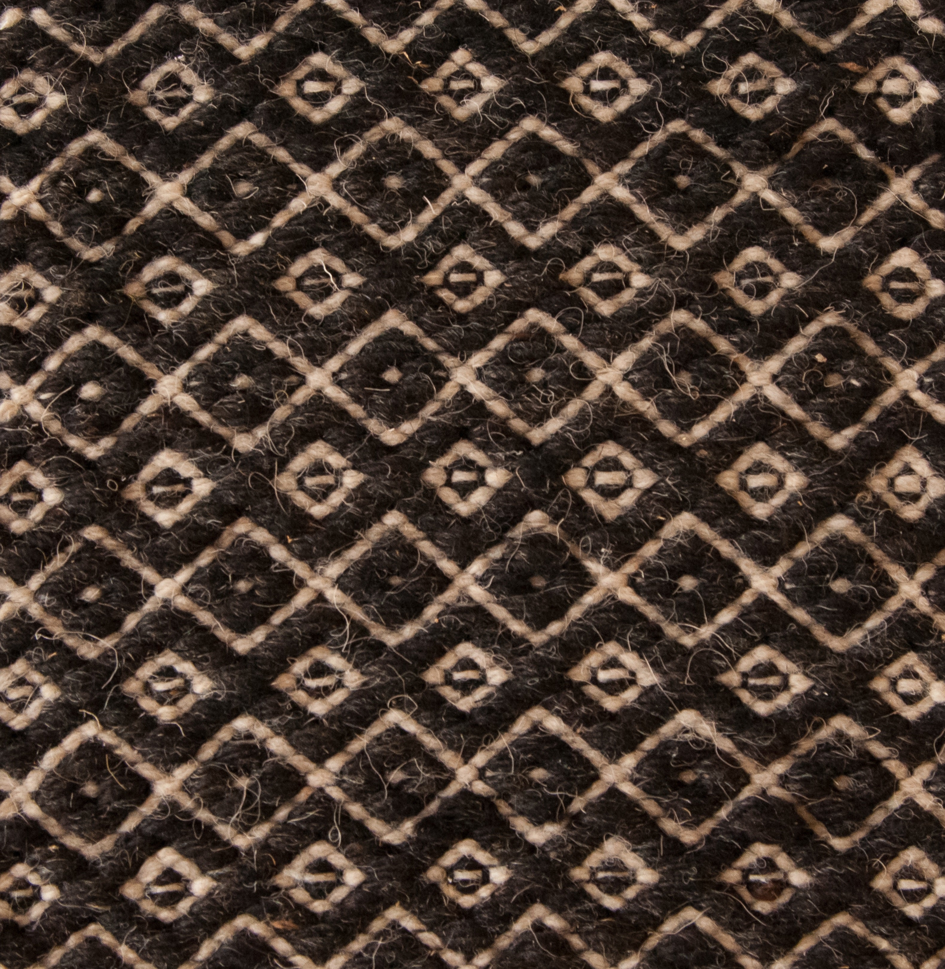<p>Double Rosepath, main black 1006, inside beige 07 on the black yarn</p>