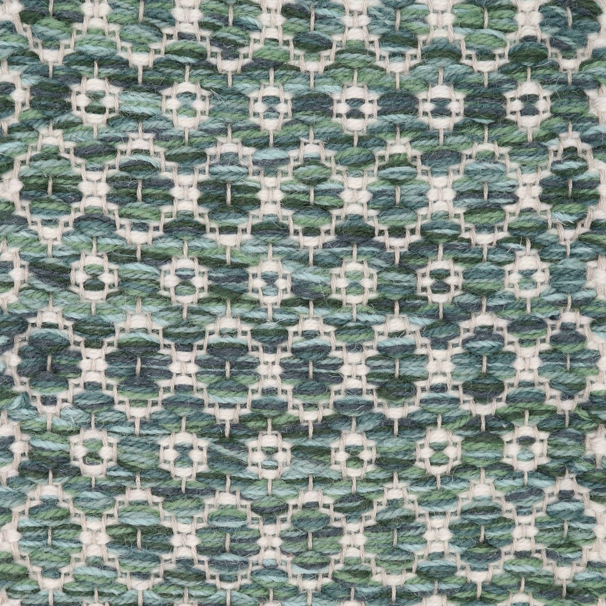<p>Double Rosepath, main juniper mix CH3424, 504, CH4400, 4006, CH017, 8200, inside white CH044, 1023 on the natural yarn</p>