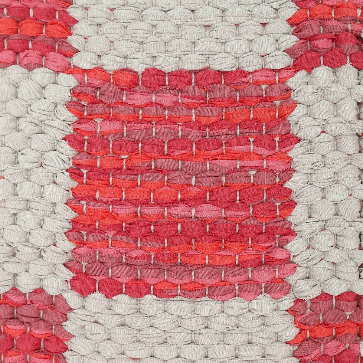 <p>Double Weave Chequered, 1 sq - red mix 386, 3326, 3327, 300, 2 sq grey mix 2200, 2200 light on the natural yarn</p>